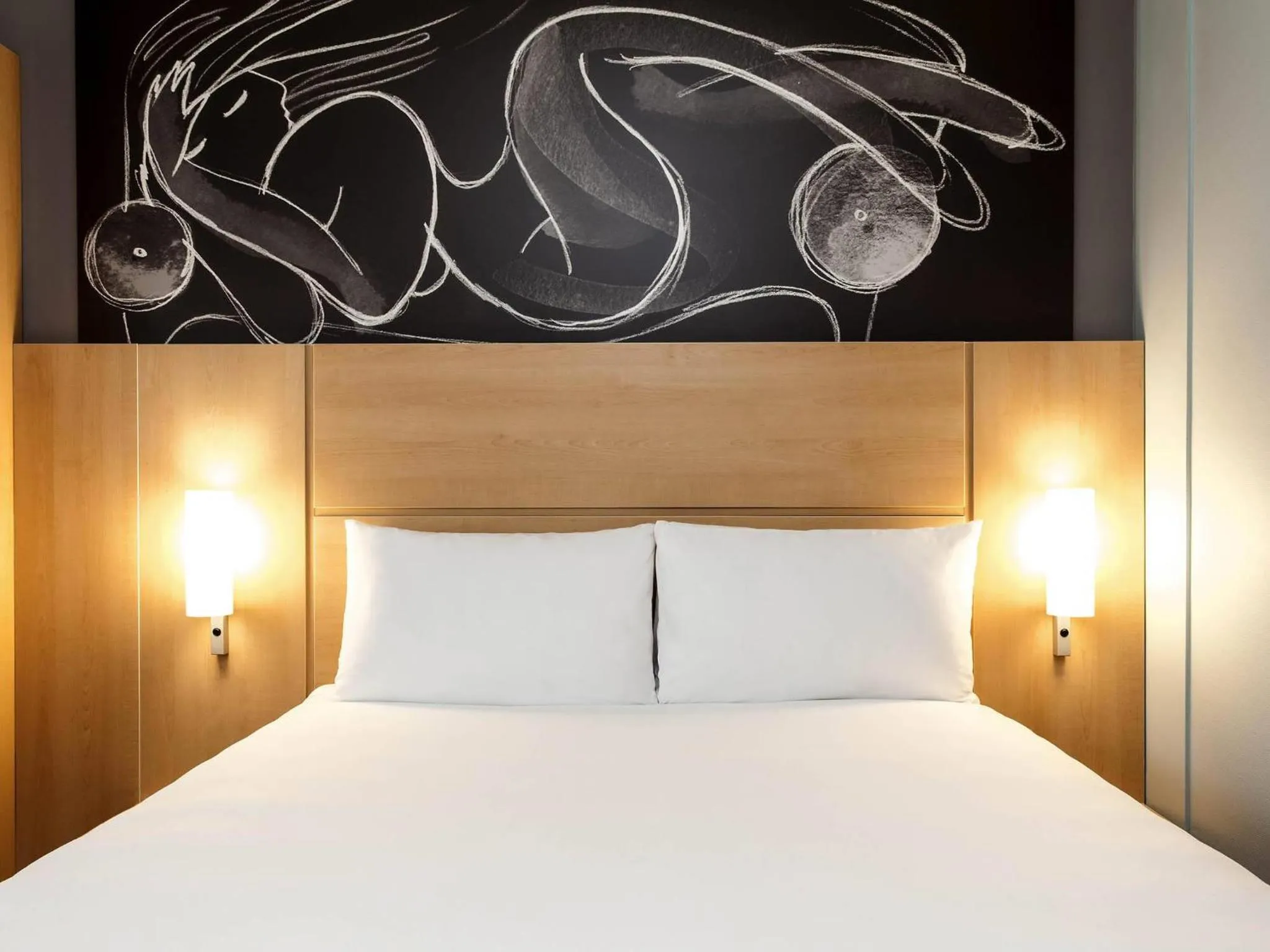 Bedroom, Bed in ibis Edinburgh Centre South Bridge – Royal Mile