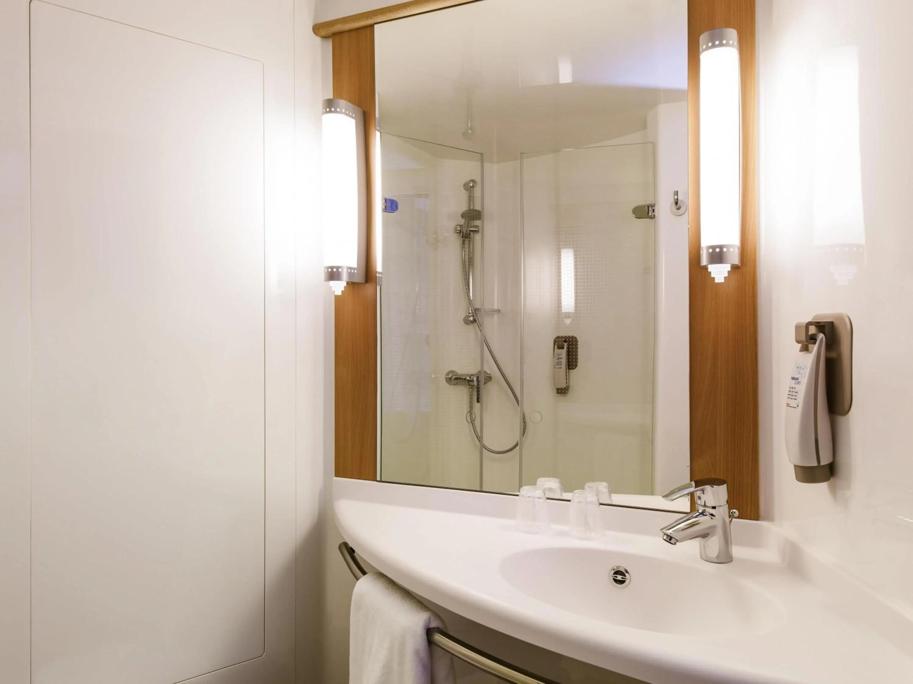 Bedroom in ibis Edinburgh Centre South Bridge – Royal Mile