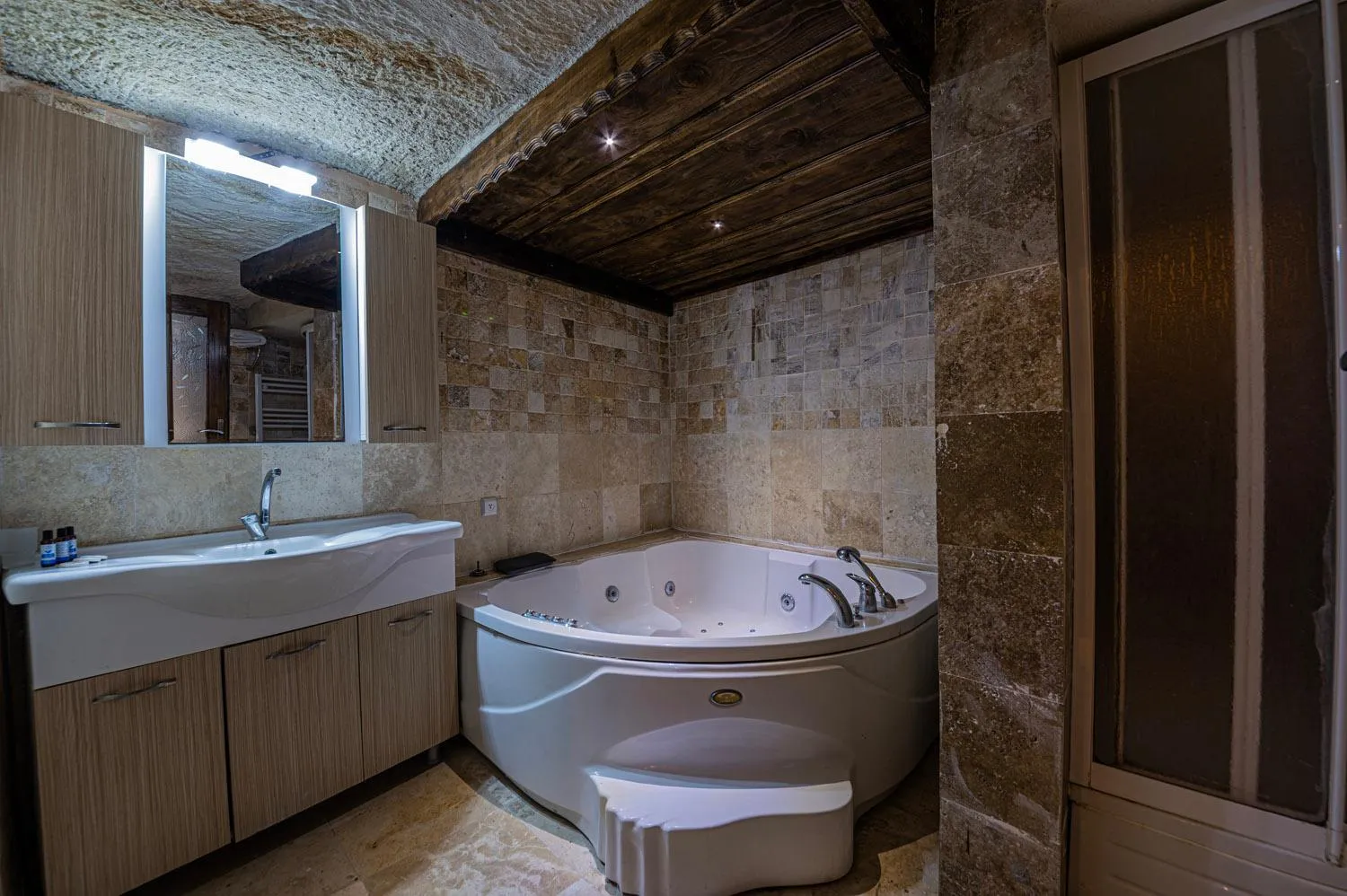 Hot Tub in Konak Bezirhane Cave Otel