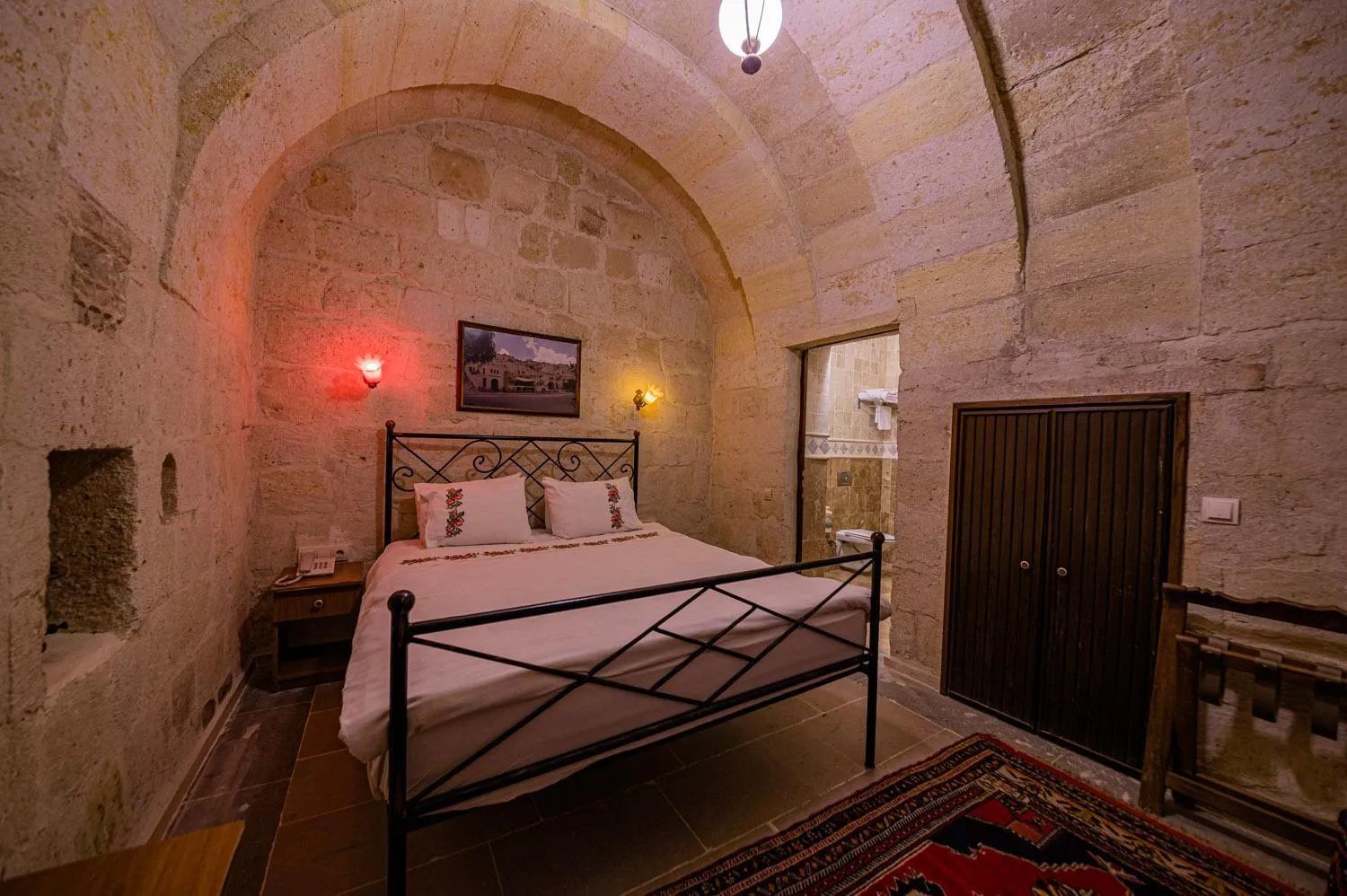 Photo of the whole room, Bed in Konak Bezirhane Cave Otel