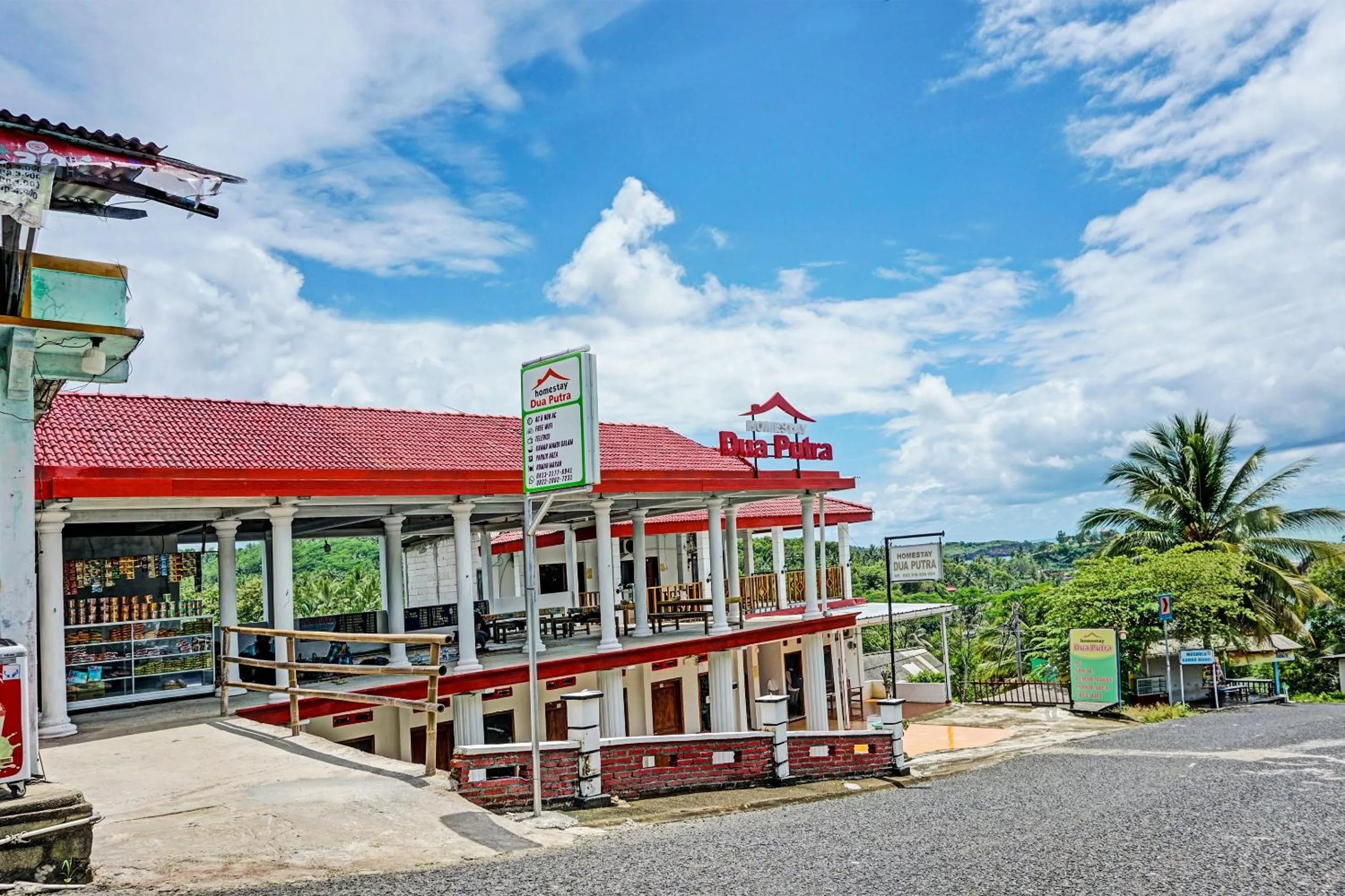 Facade/entrance in OYO Life 92021 Dua Putra Homestay Klayar