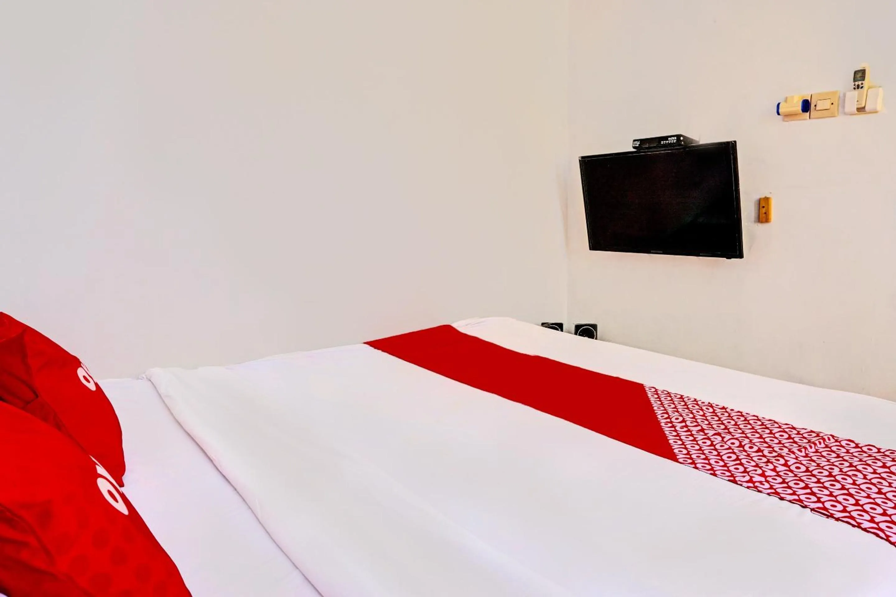 Bedroom, Bed in OYO Life 92021 Dua Putra Homestay Klayar