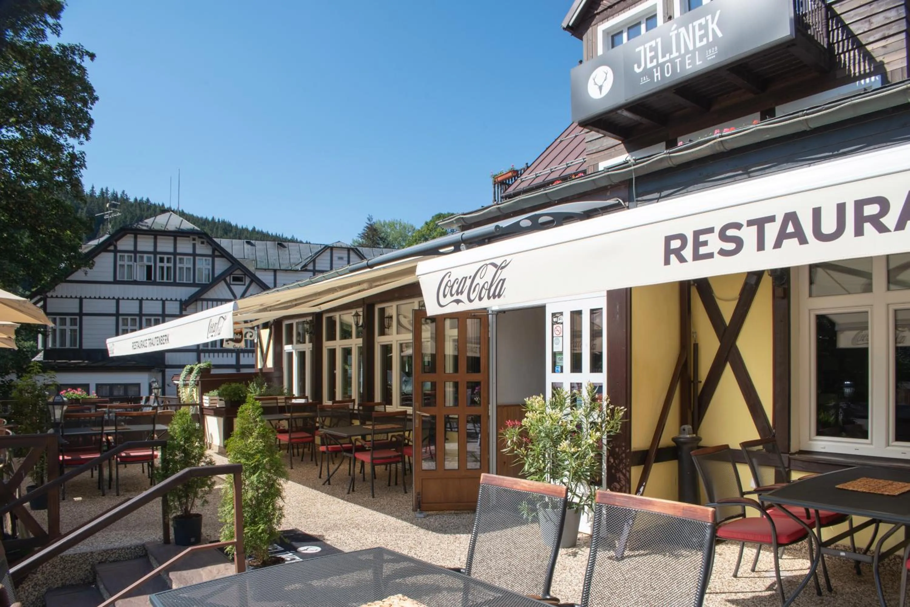 Restaurant/places to eat in Hotel Jelinek