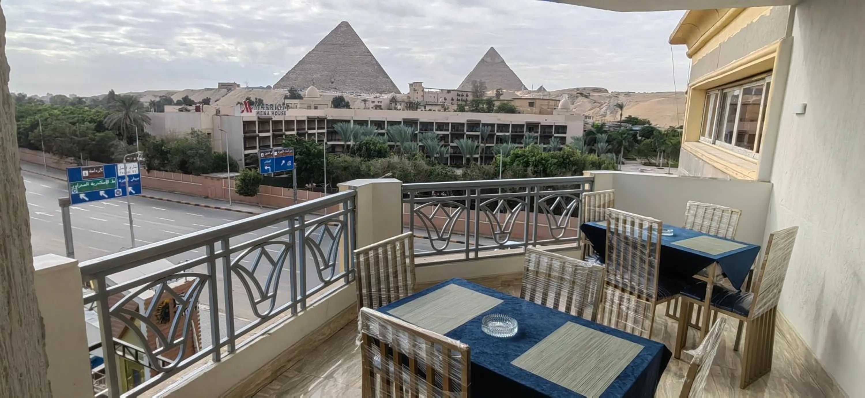 Restaurant/places to eat in Regency Pyramids Hotel