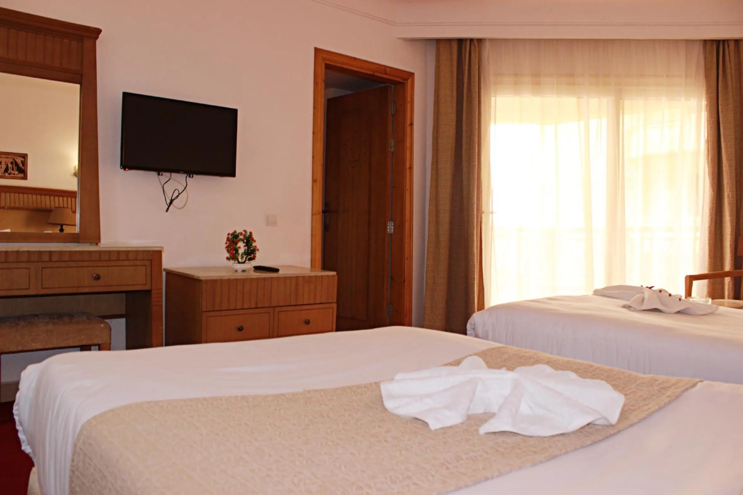 Bedroom, Bed in Regency Pyramids Hotel