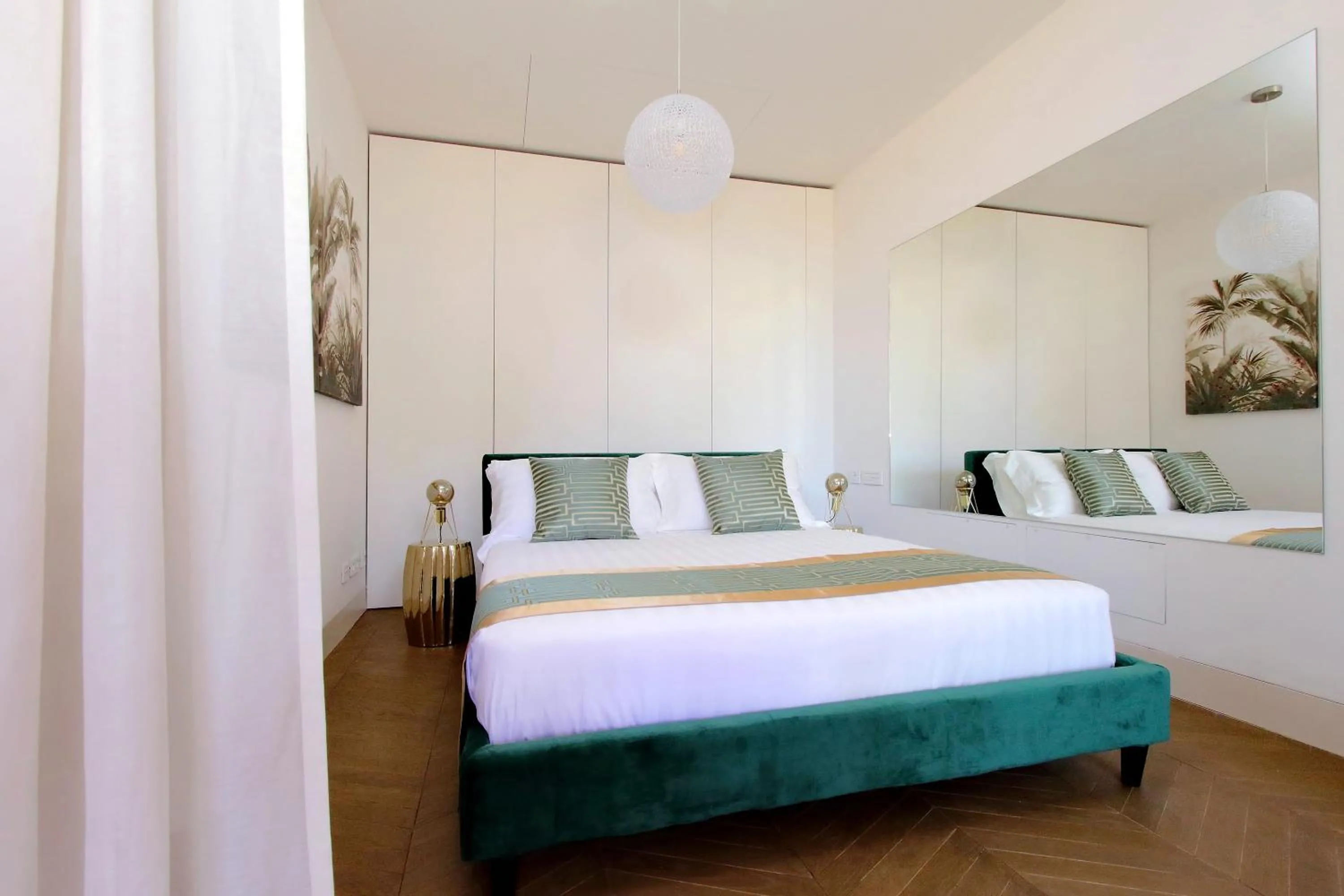Bed in Luxury Domus Apartment 1
