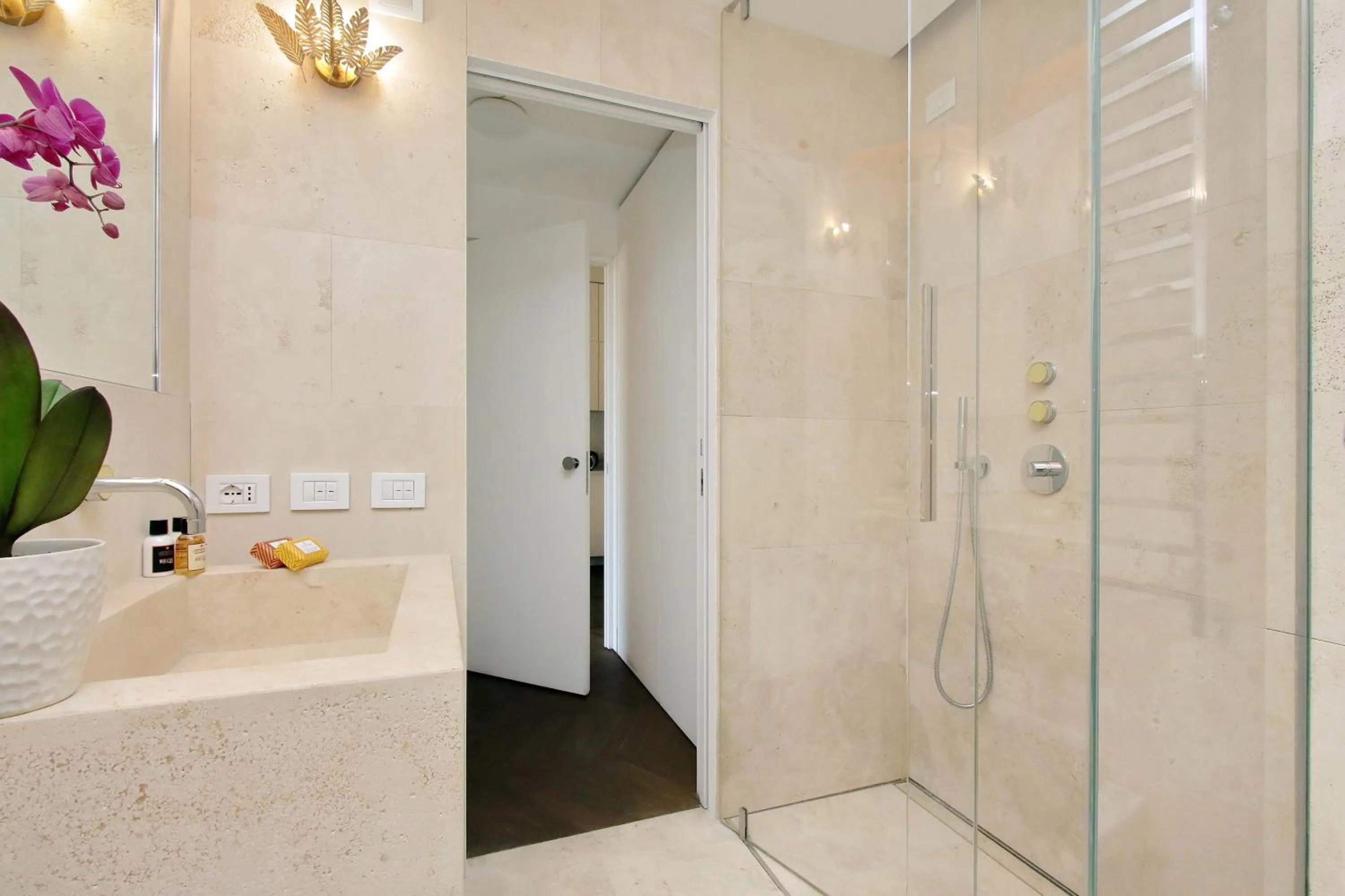 Shower in Luxury Domus Apartment 1