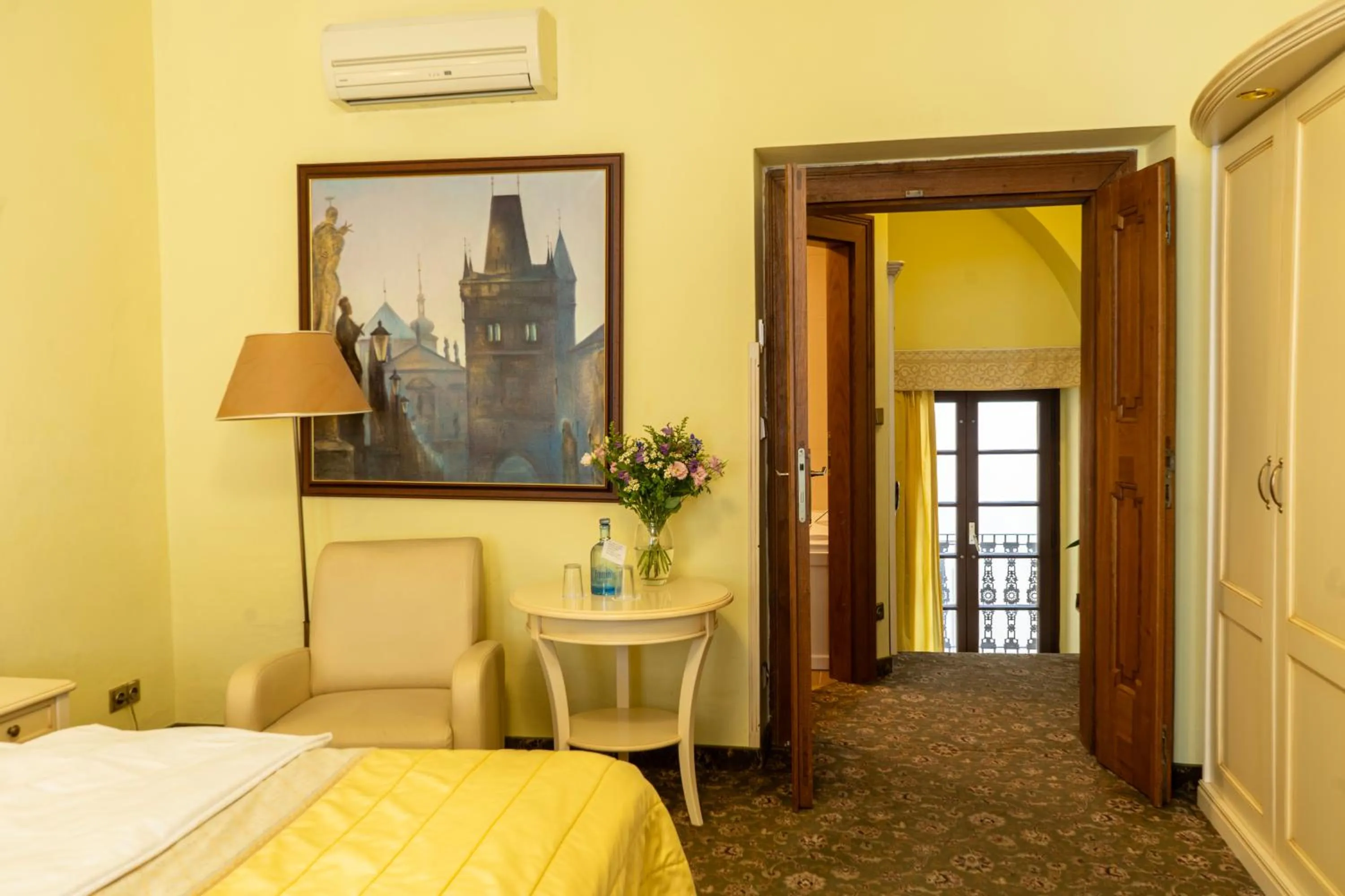 Bedroom, Bed in Hotel Metamorphis