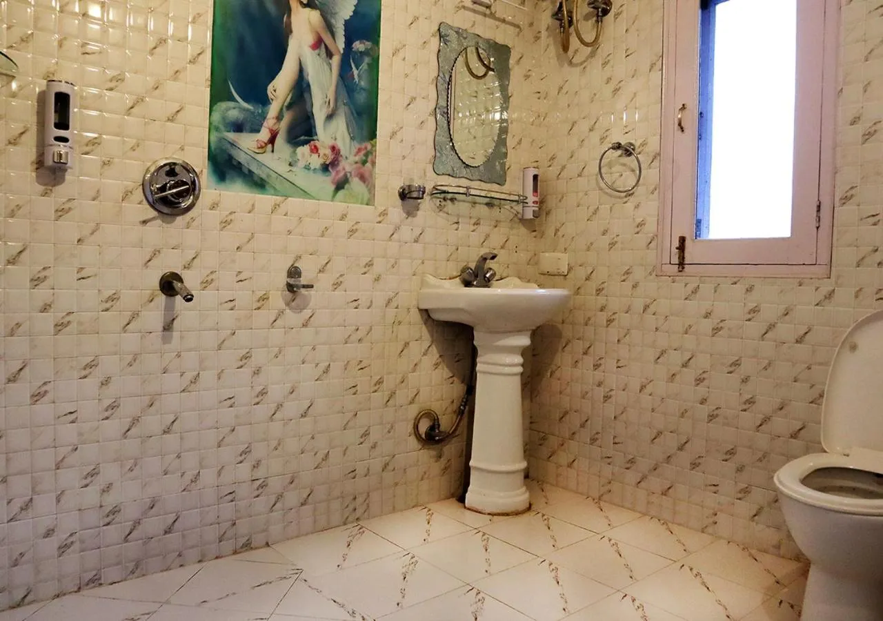 Bathroom in Hotel Sanawar View