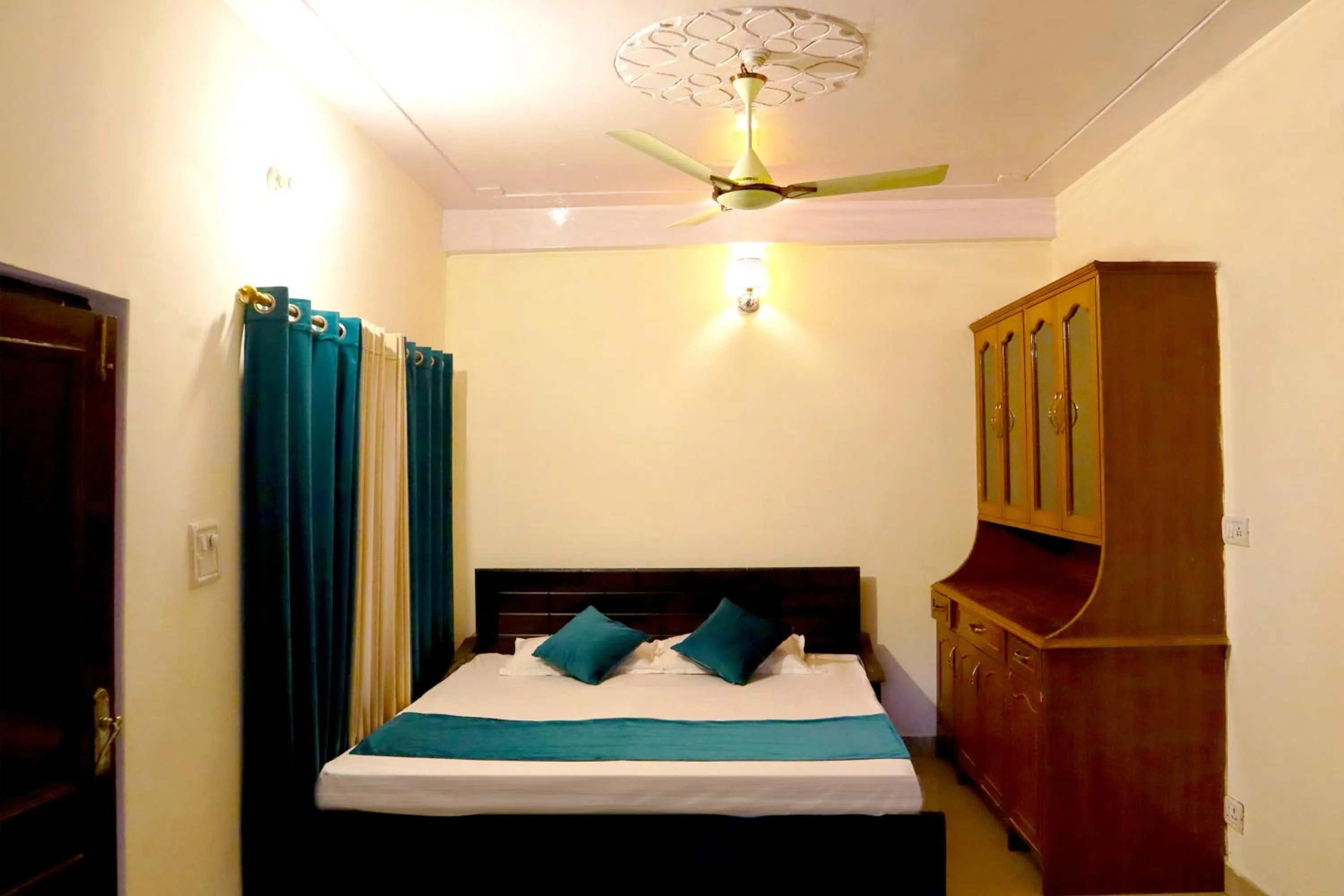Bedroom in Hotel Sanawar View