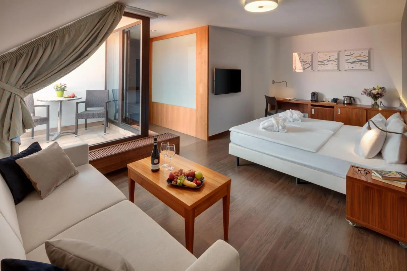 Bedroom, Bed in Hotel Carol