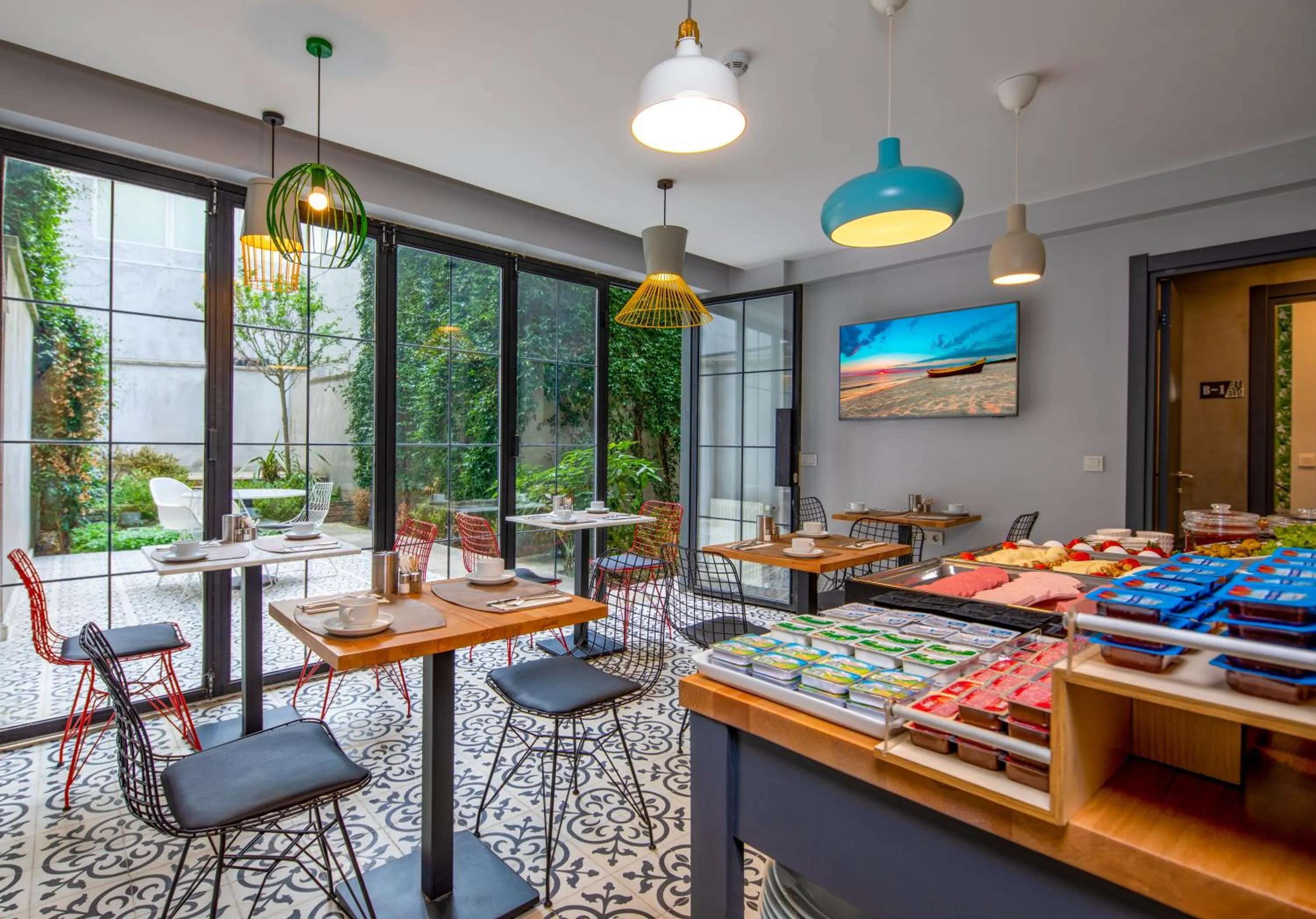 Restaurant/places to eat in Green Parrot Hotel Istanbul