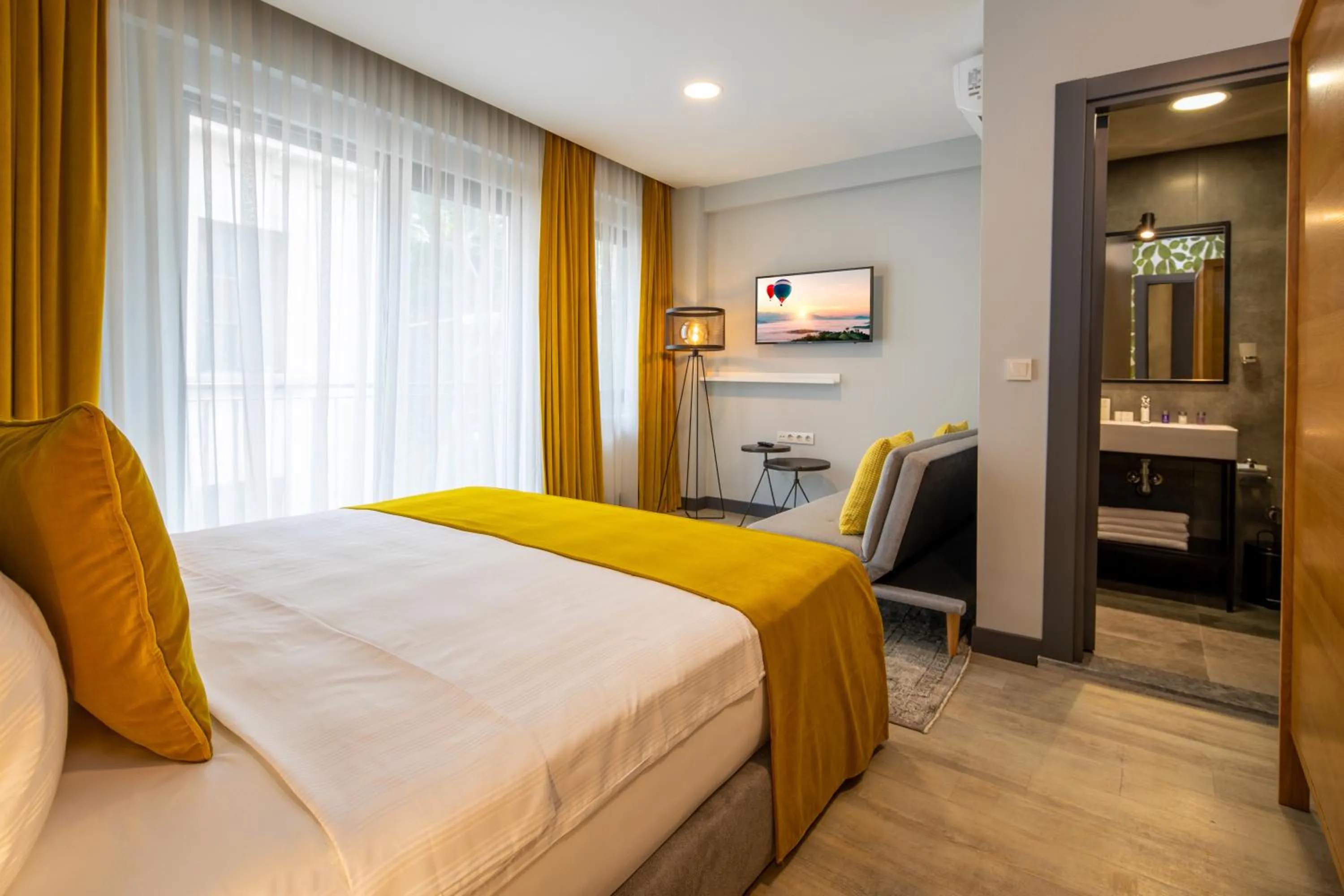 Photo of the whole room, Bed in Green Parrot Hotel Istanbul