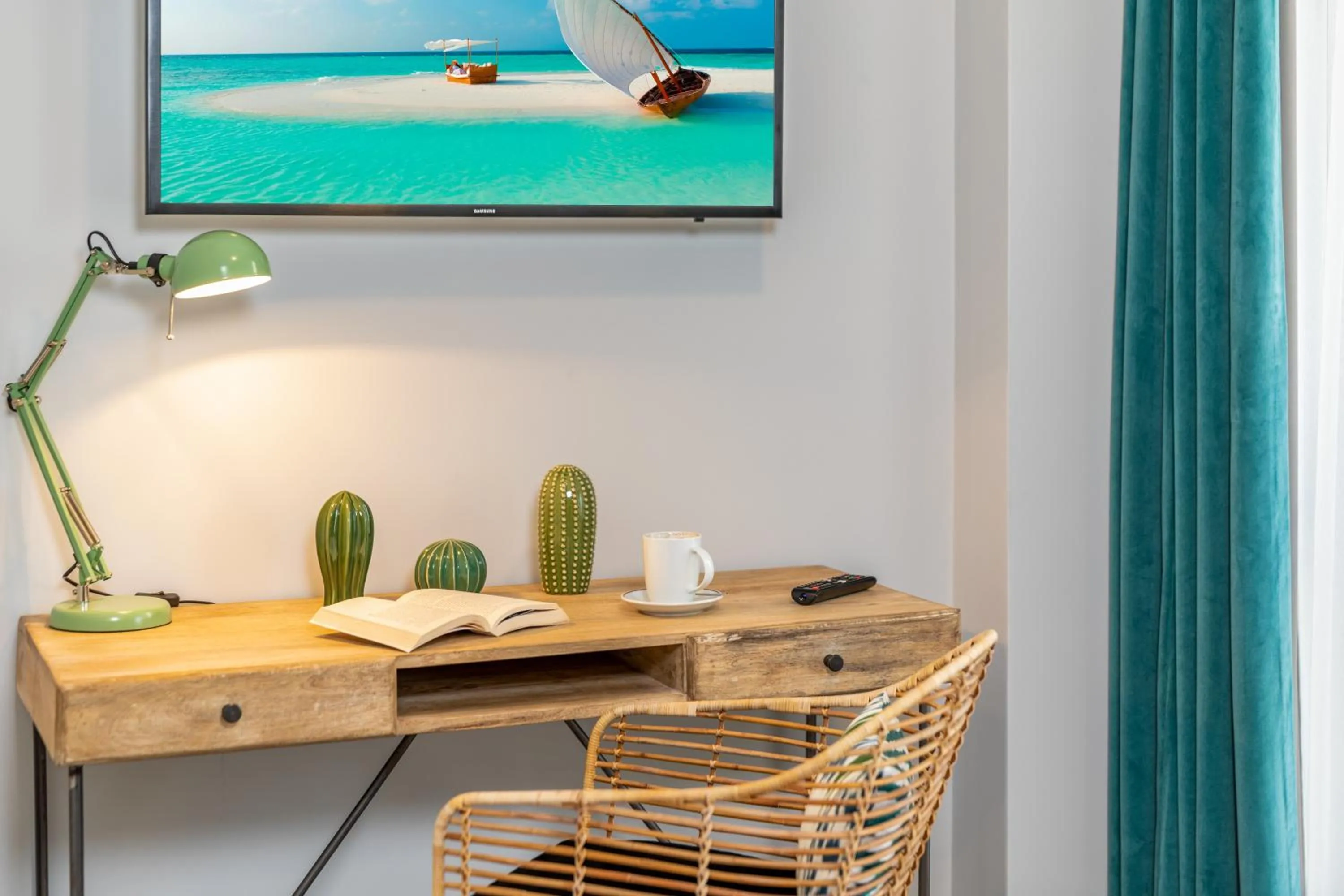 TV and multimedia in Green Parrot Hotel Istanbul