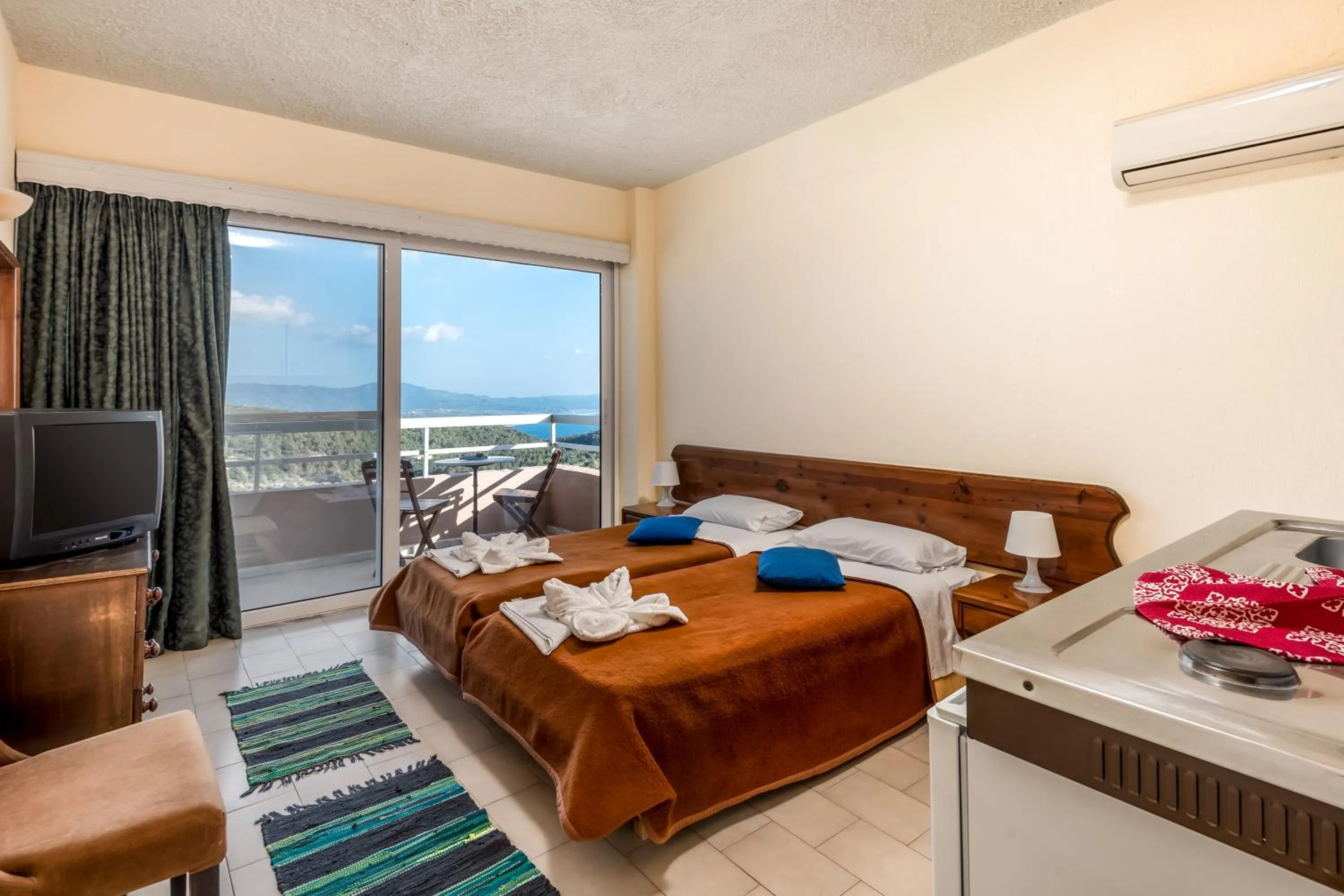 Photo of the whole room, Bed in Thomas Hotel