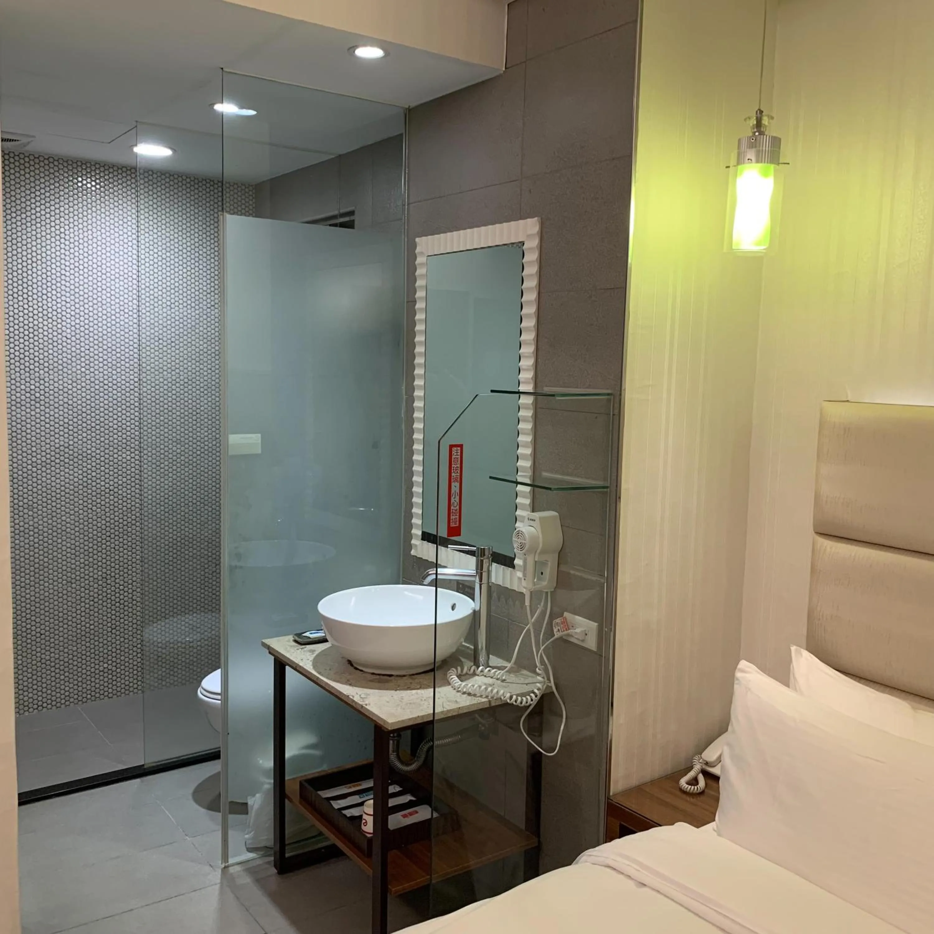 Bathroom, Bed in E-Coast Star Hotel