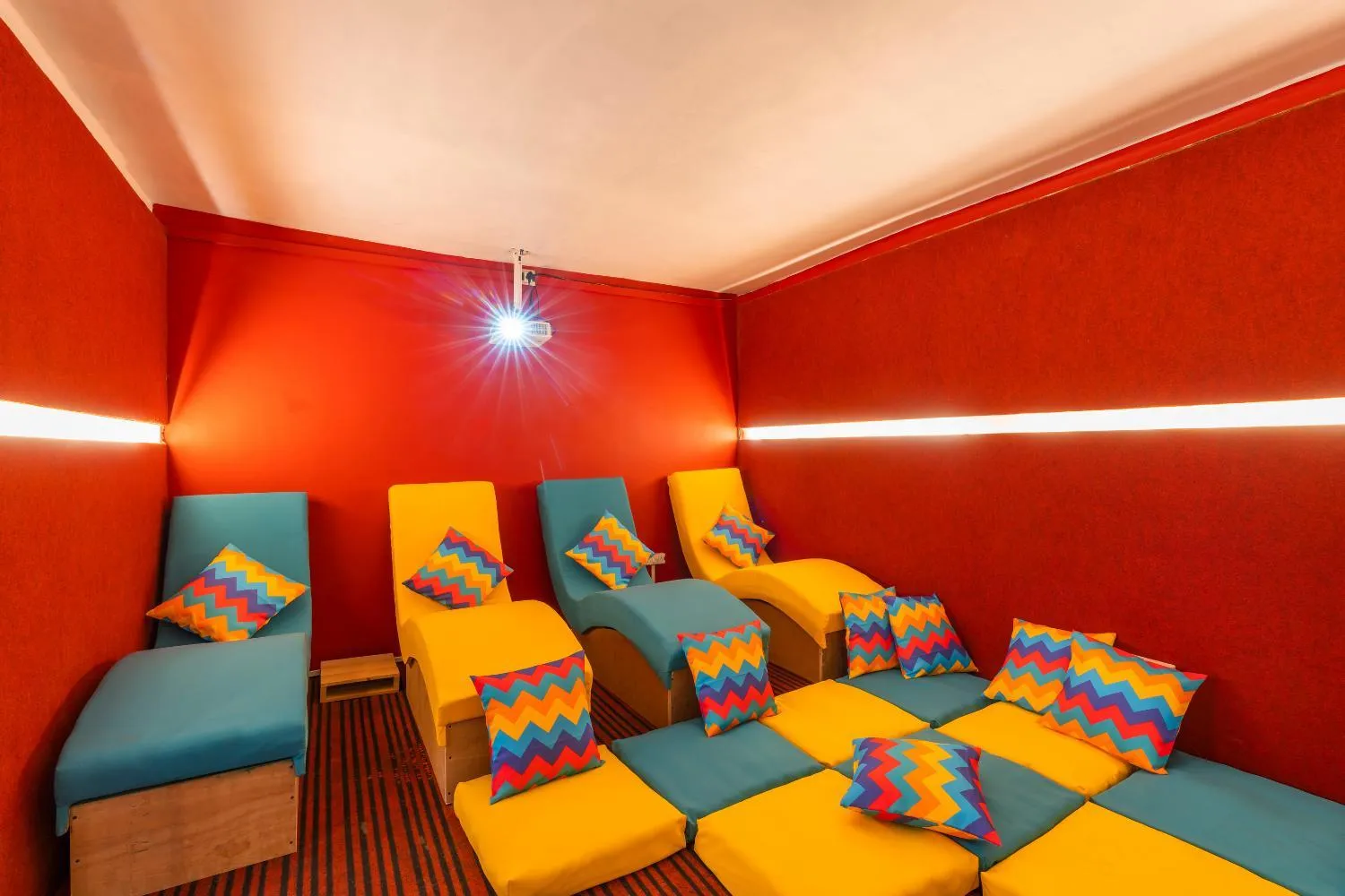 Living room, Bed in goSTOPS Nainital