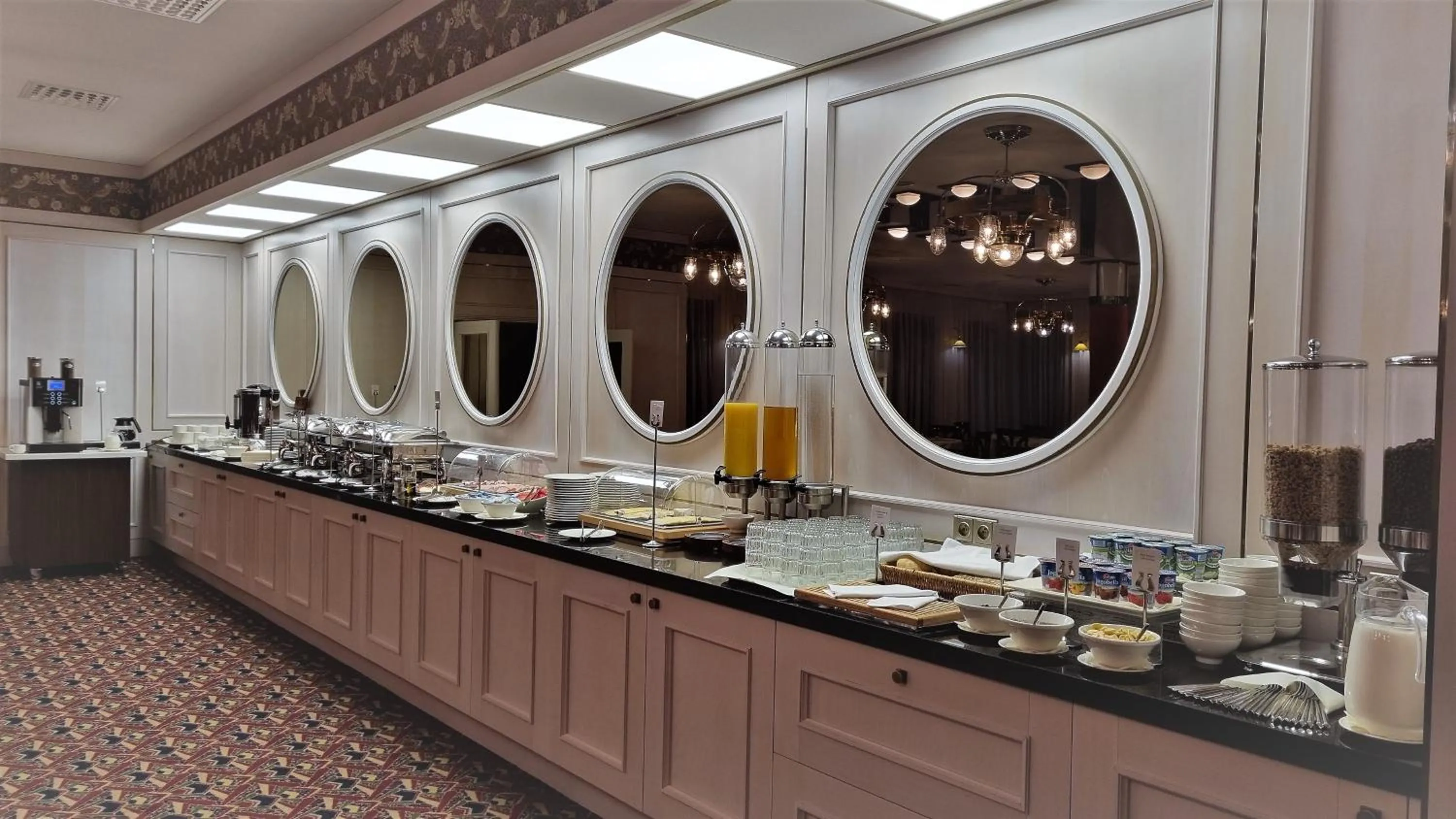 Restaurant/places to eat in Hotel Savoy Prague