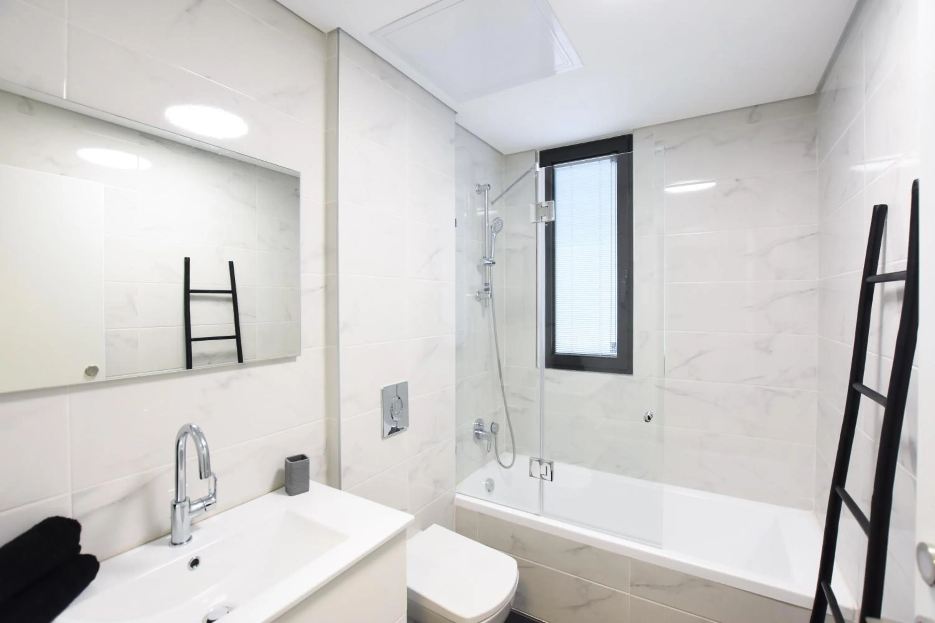 Shower in Palm 1BR next to Gazoz Beach by HolyGuest