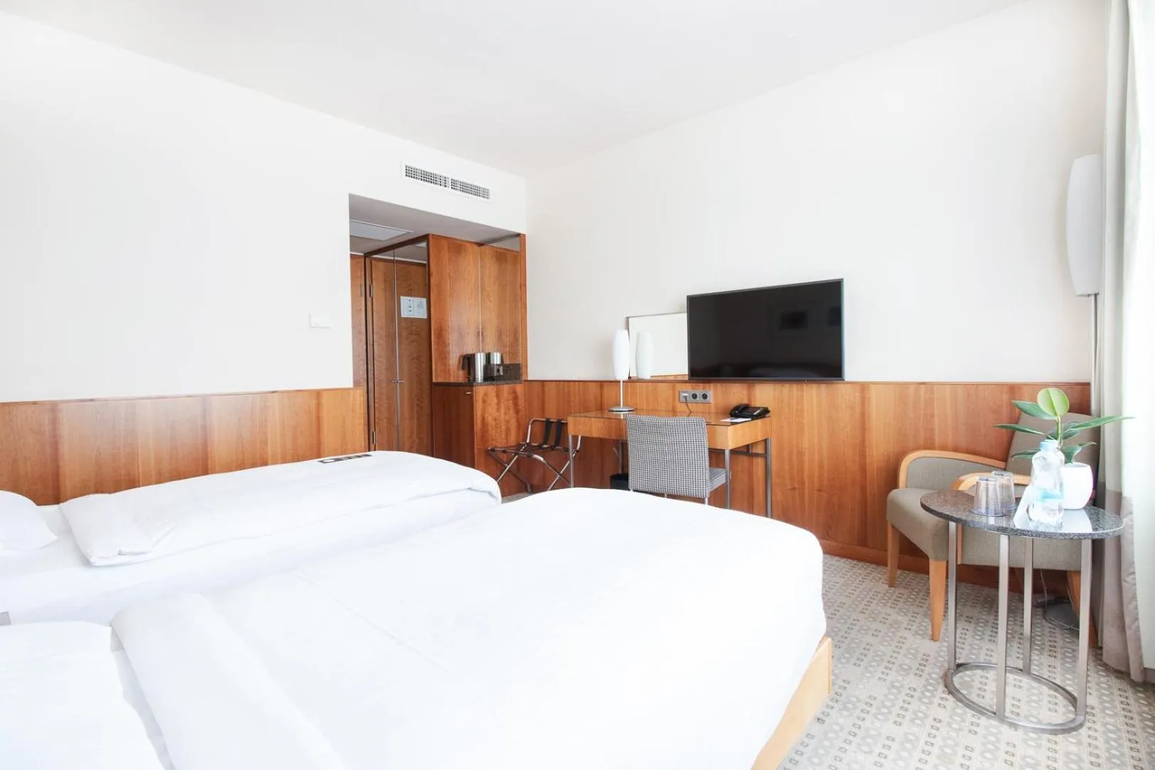 Bed in K+K Hotel Central