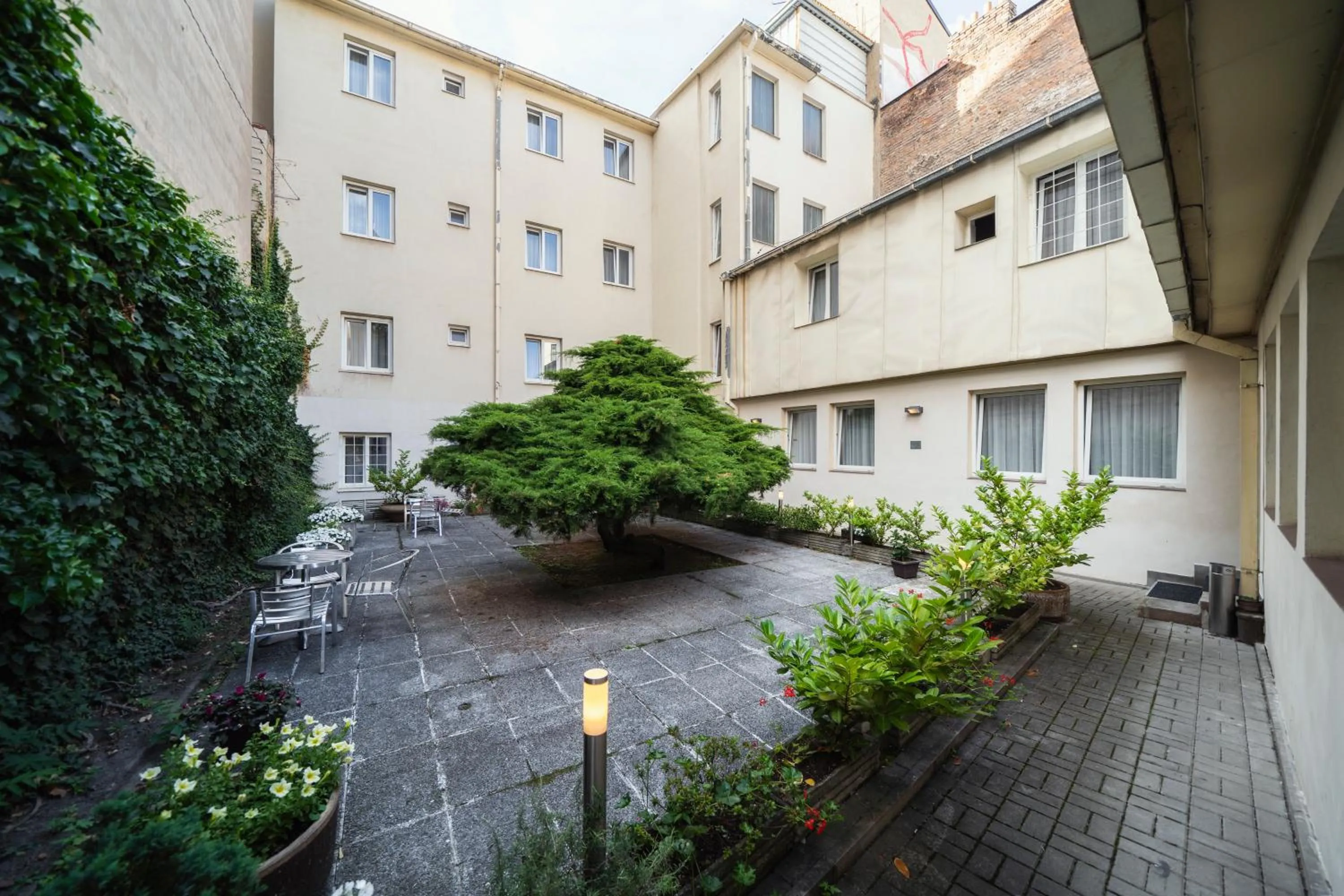 Inner courtyard view in Hotel White Lion