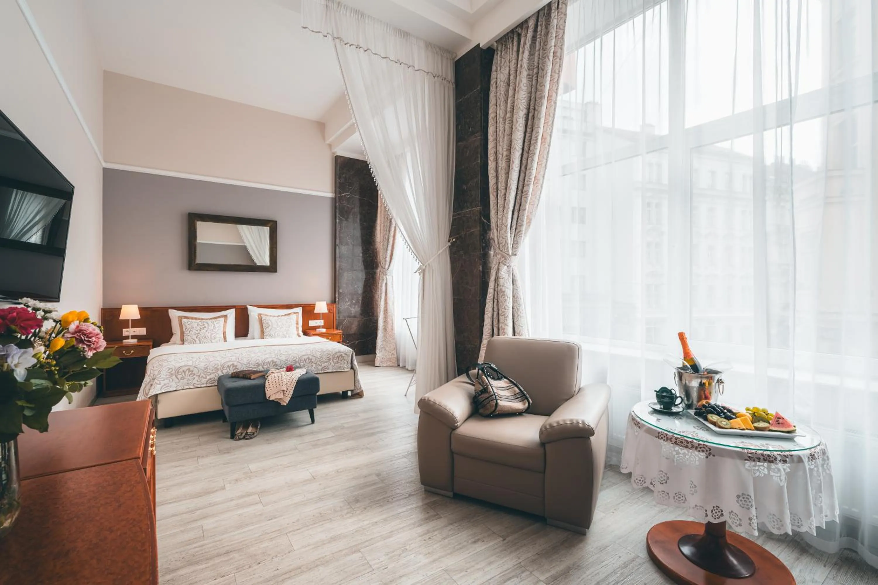 Photo of the whole room, Bed in Belvedere