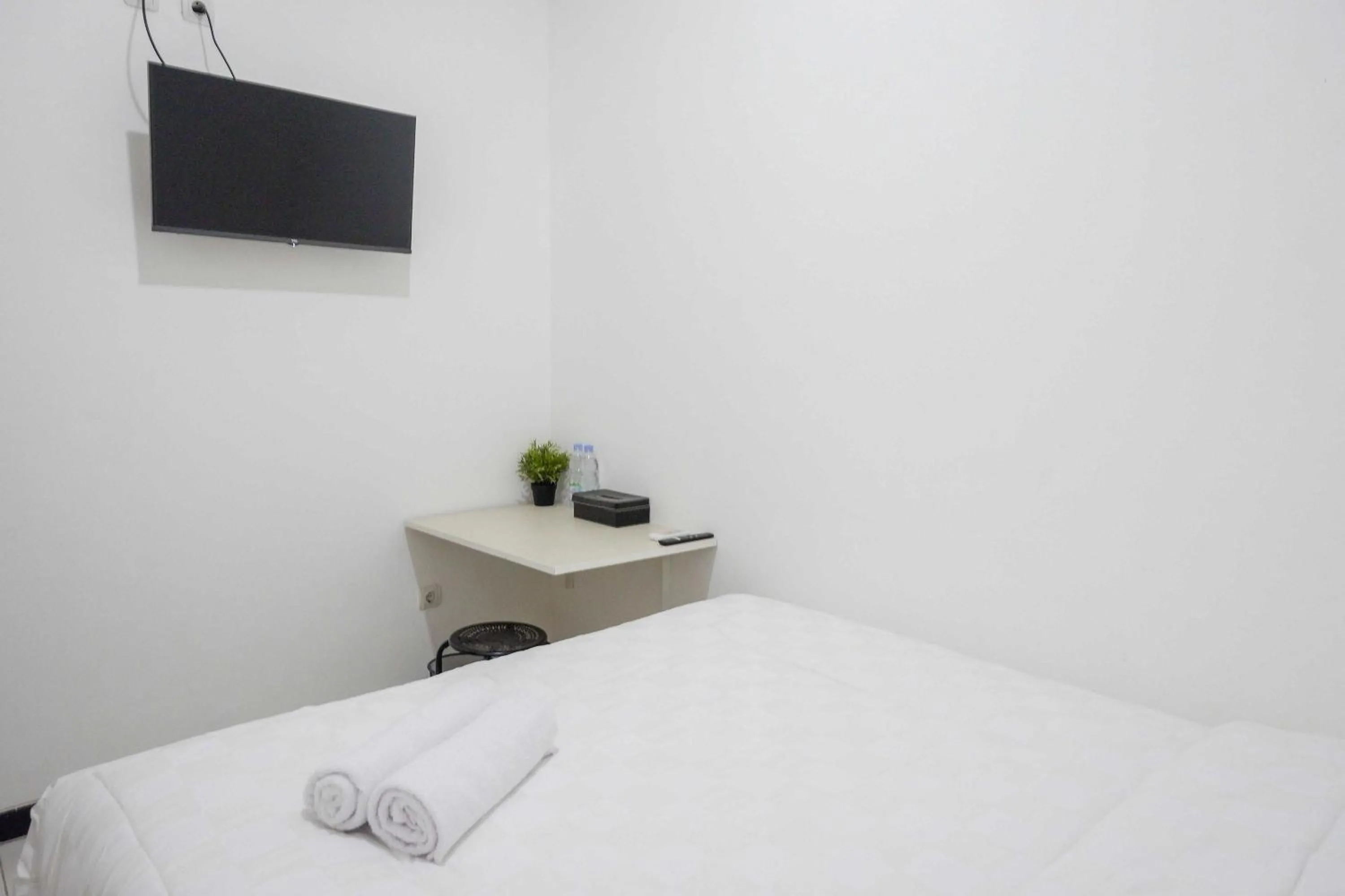 Bed in RedDoorz near GOR Jatidiri Semarang