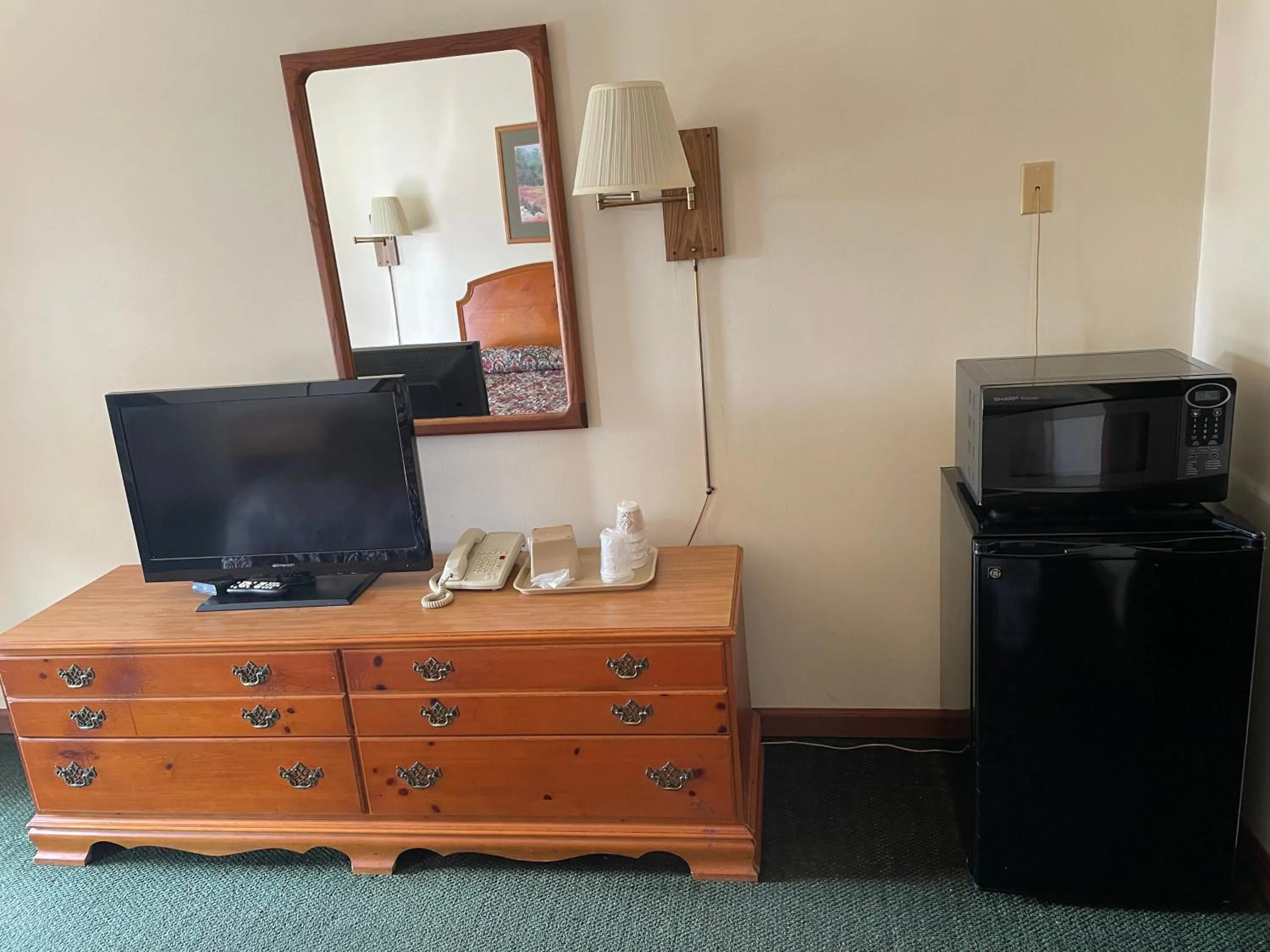 TV and multimedia in PINE VALLEY MOTEL