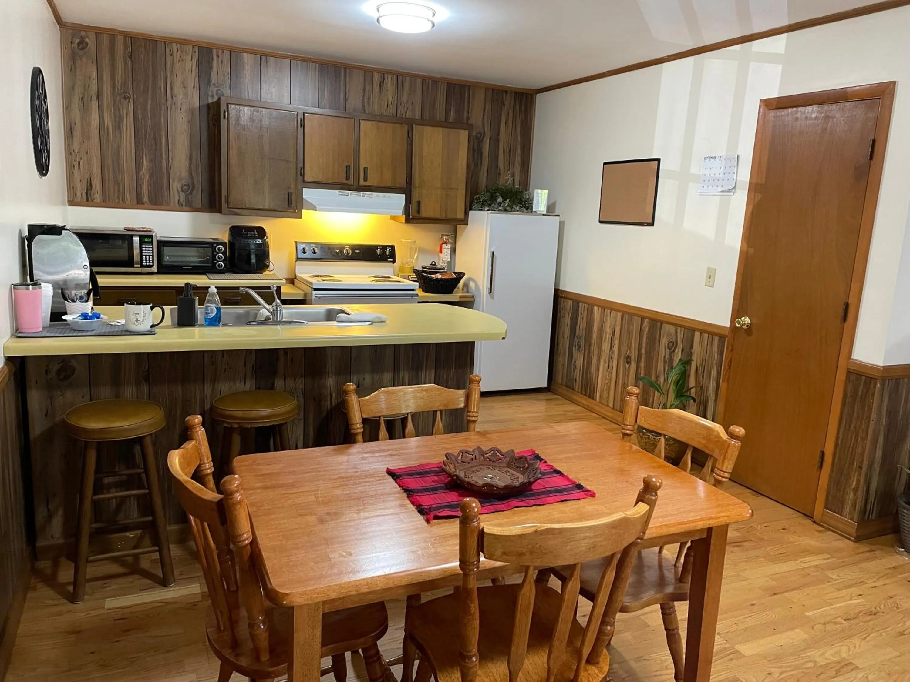 Dining area in PINE VALLEY MOTEL