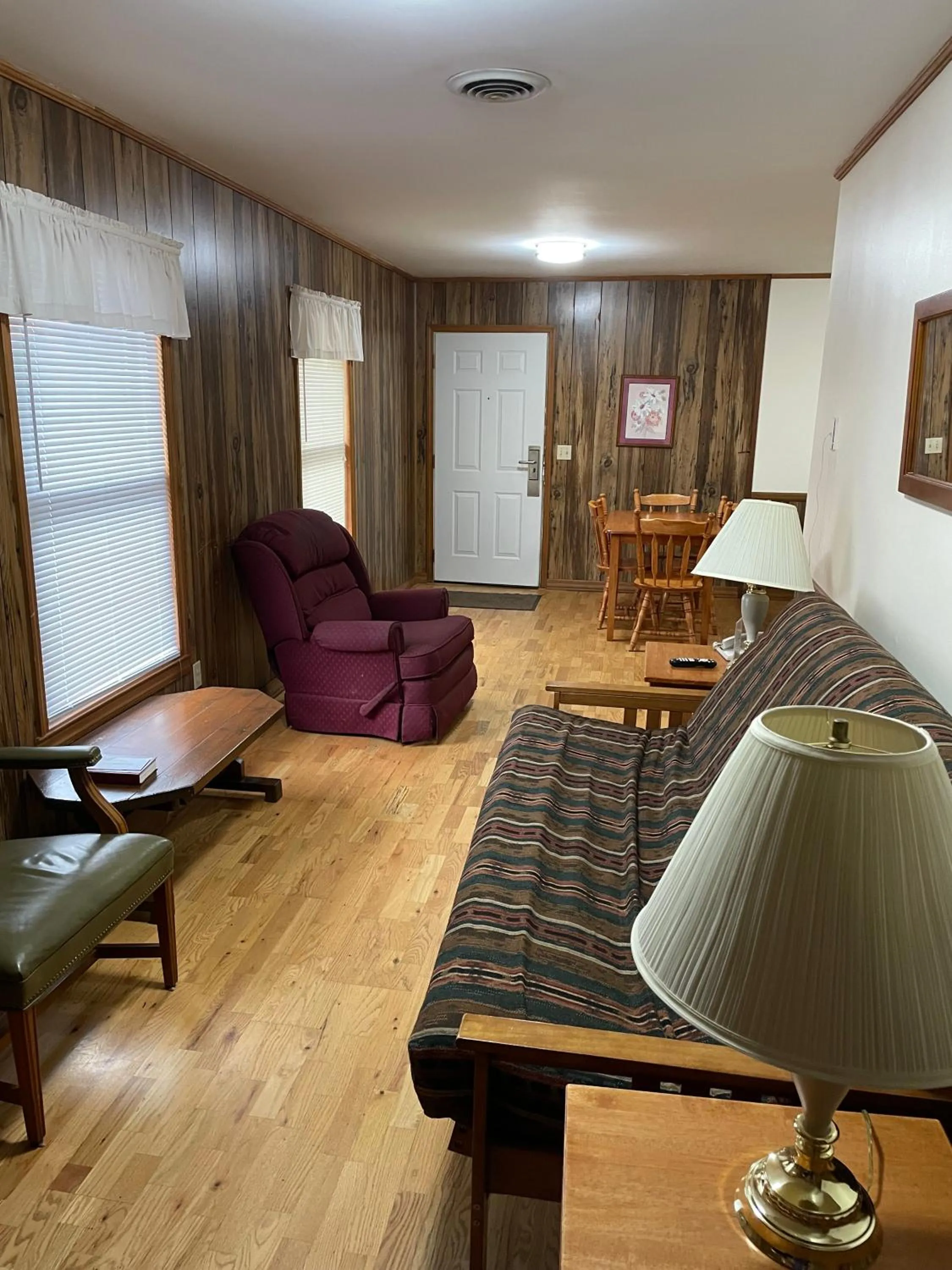 Living room in PINE VALLEY MOTEL