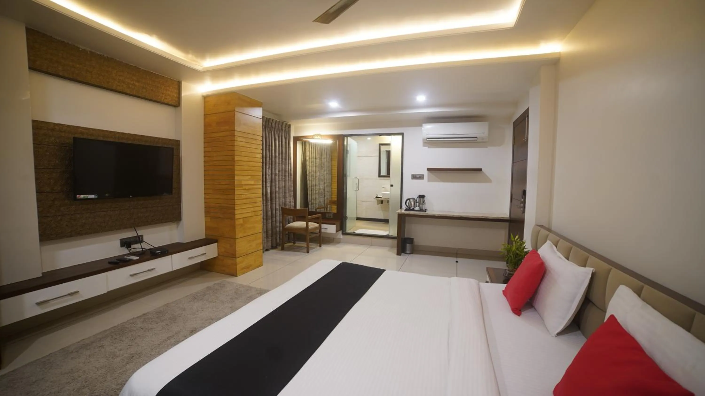 Photo of the whole room, Bed in Jewel Palace, Bhopal