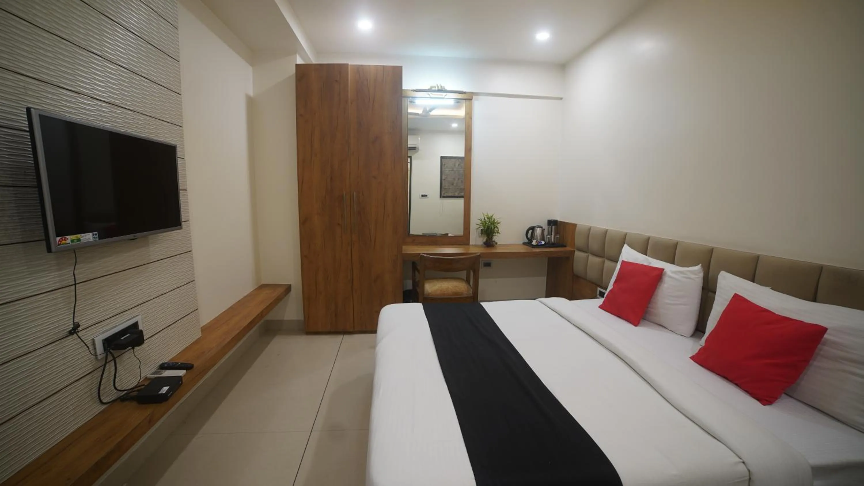 Photo of the whole room, Bed in Jewel Palace, Bhopal