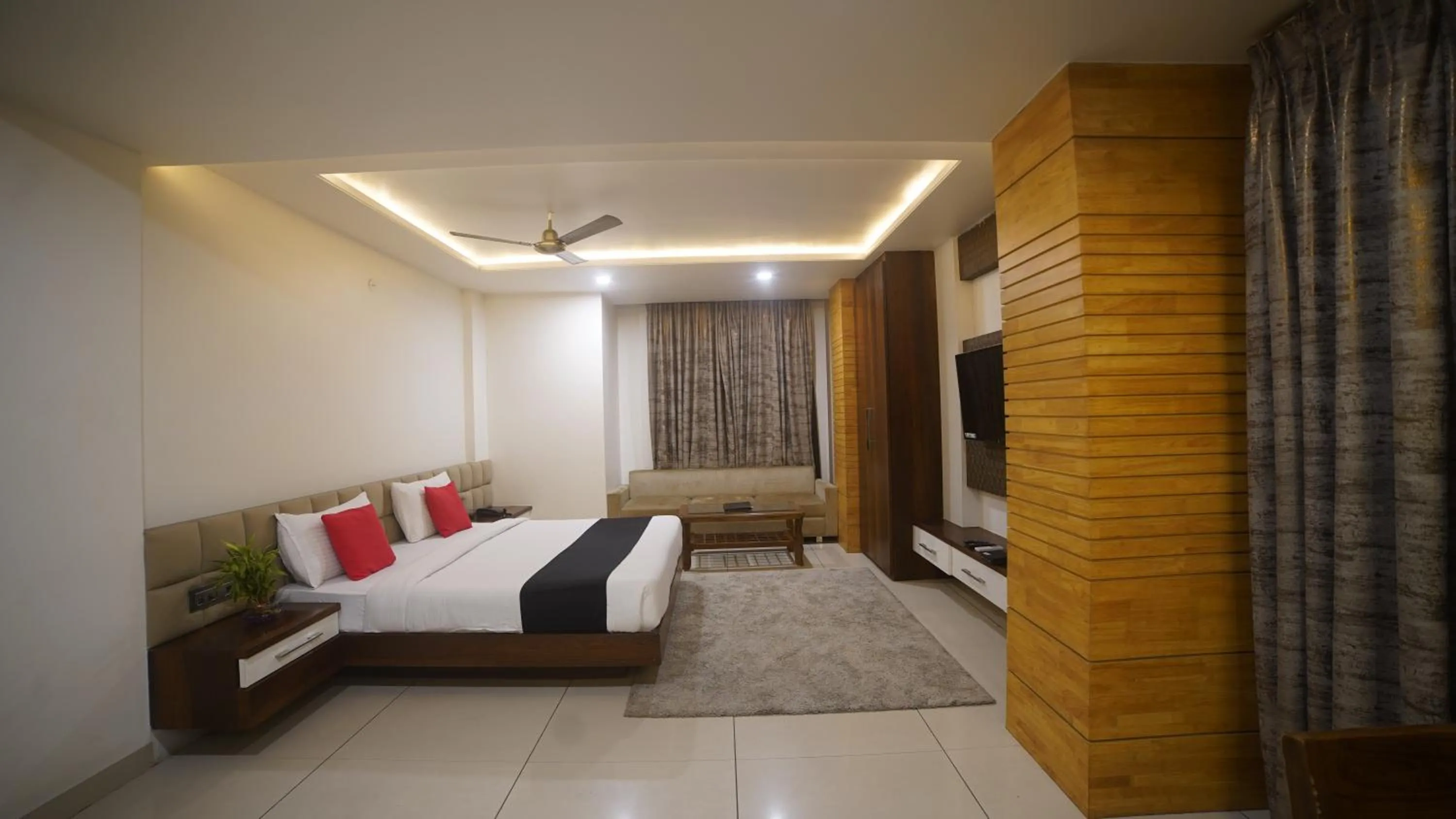Photo of the whole room, Bed in Jewel Palace, Bhopal