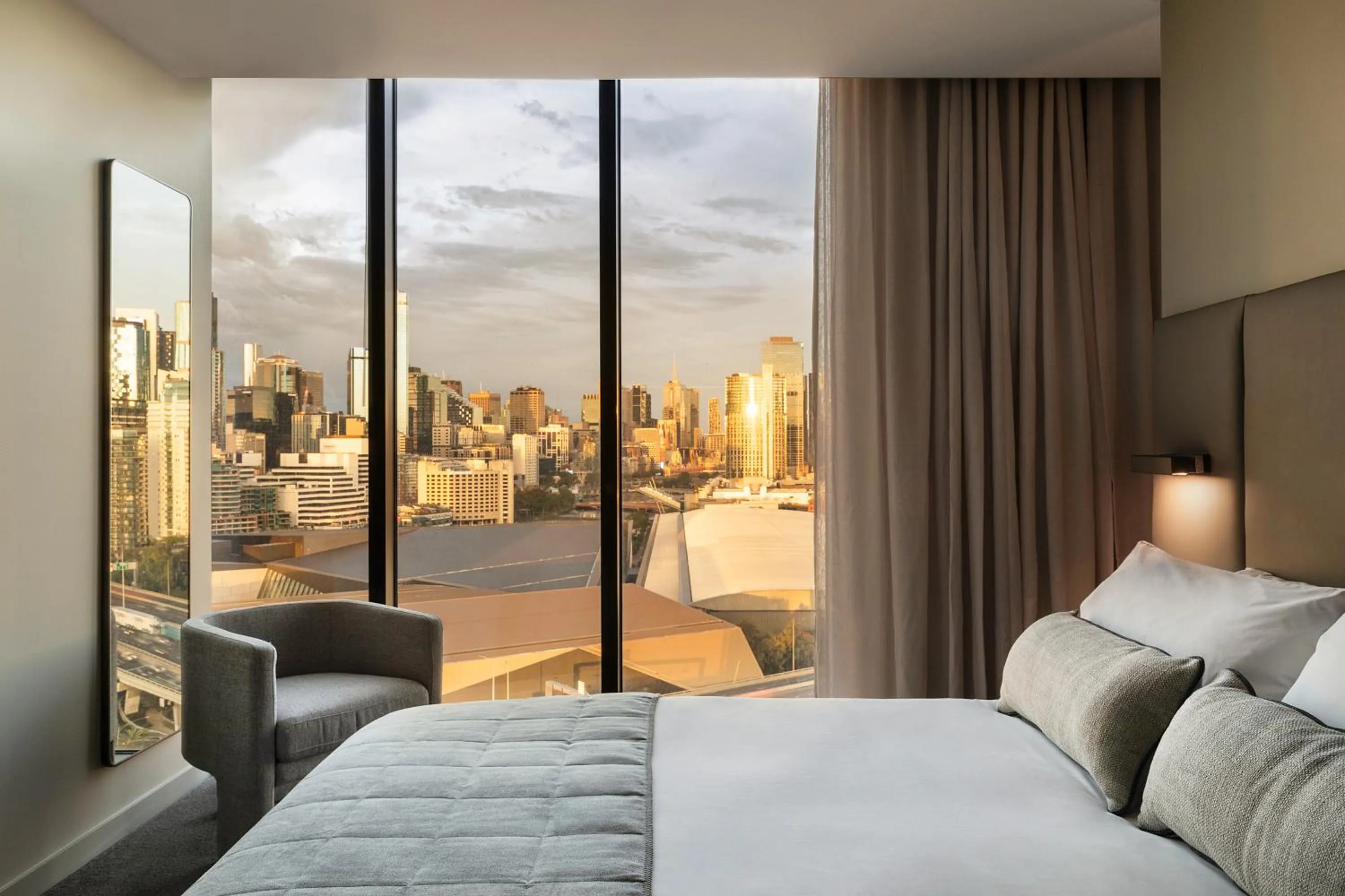 View (from property/room), Bed in Oakwood Premier Melbourne