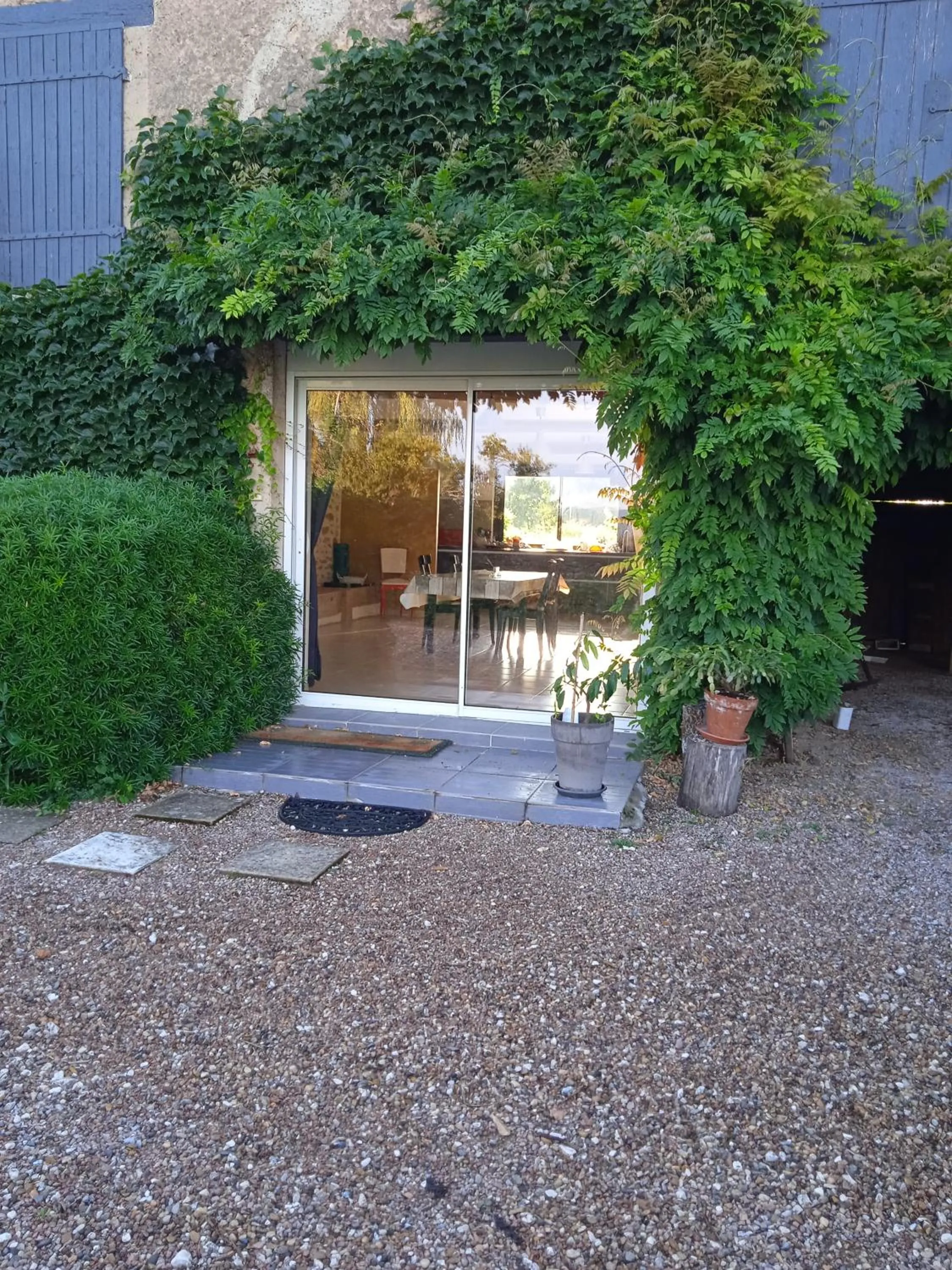 Facade/entrance in La Lisière du Morvan