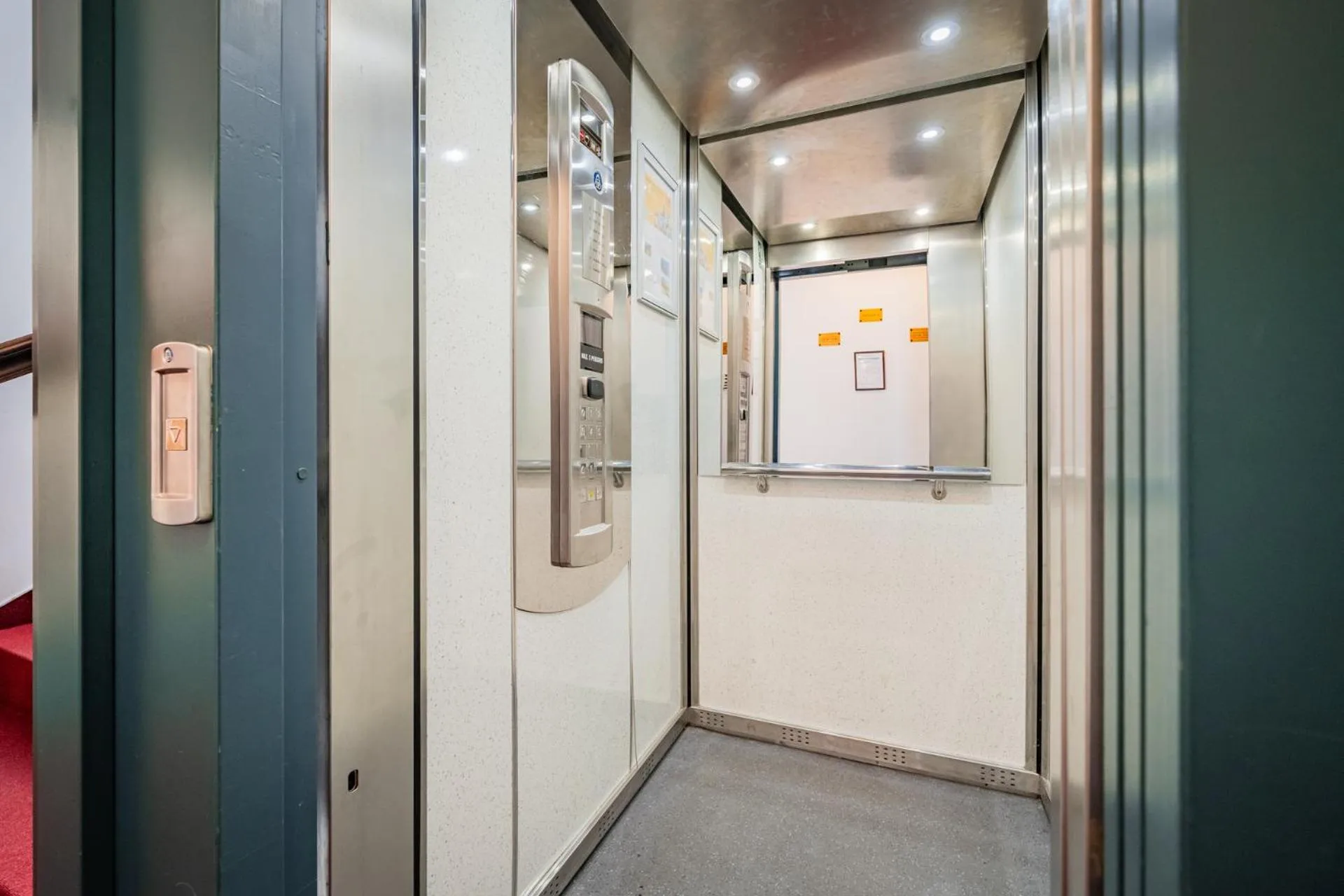 elevator in Hotel Atos