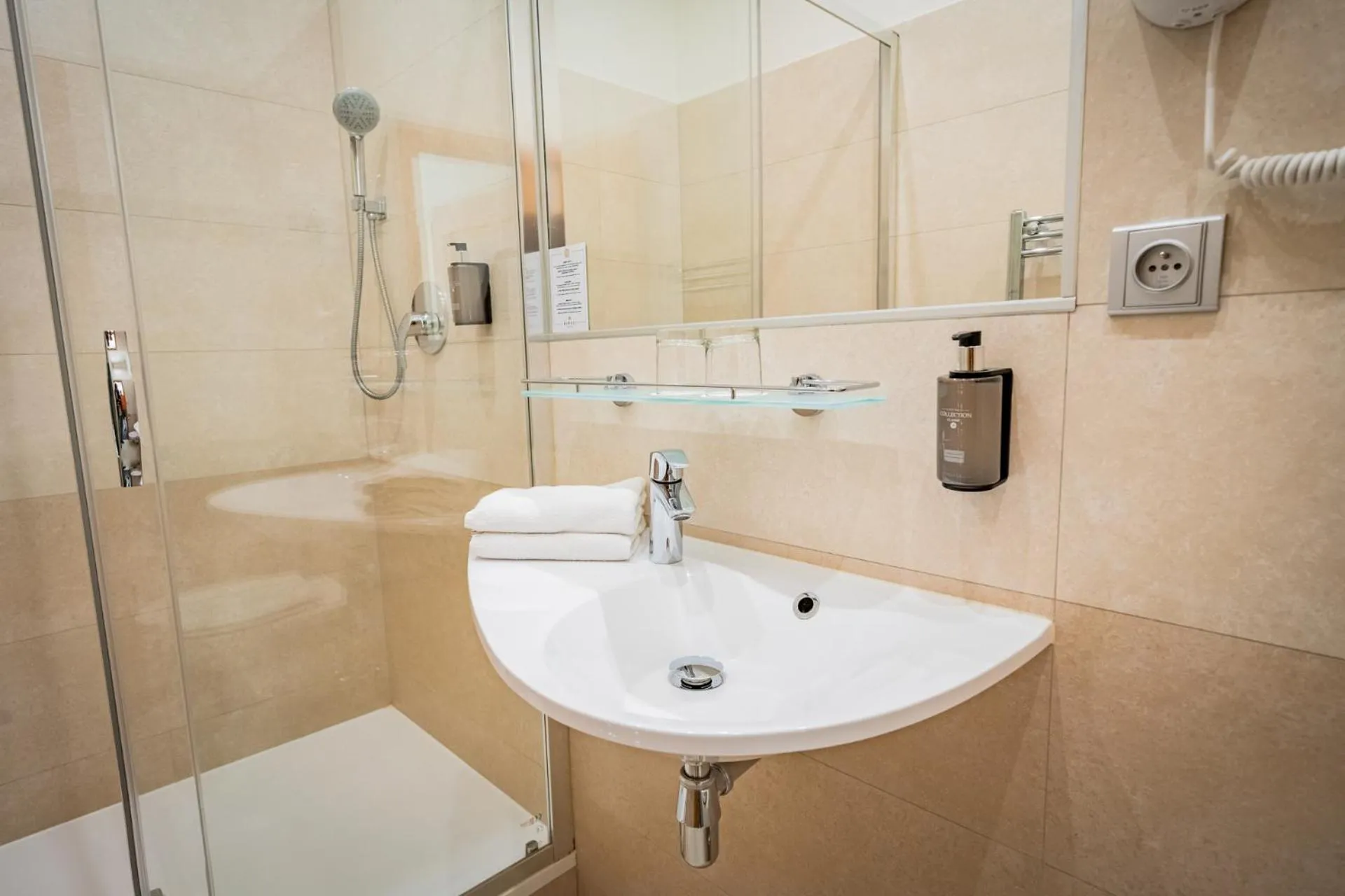 Bathroom in Hotel Atos