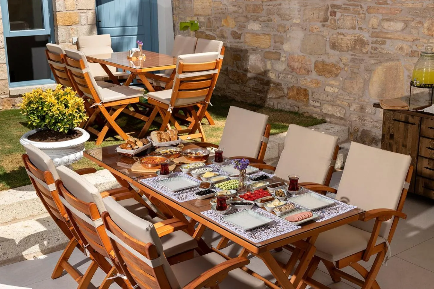 Restaurant/places to eat in EFLIN HAUS Historical Place & Monument