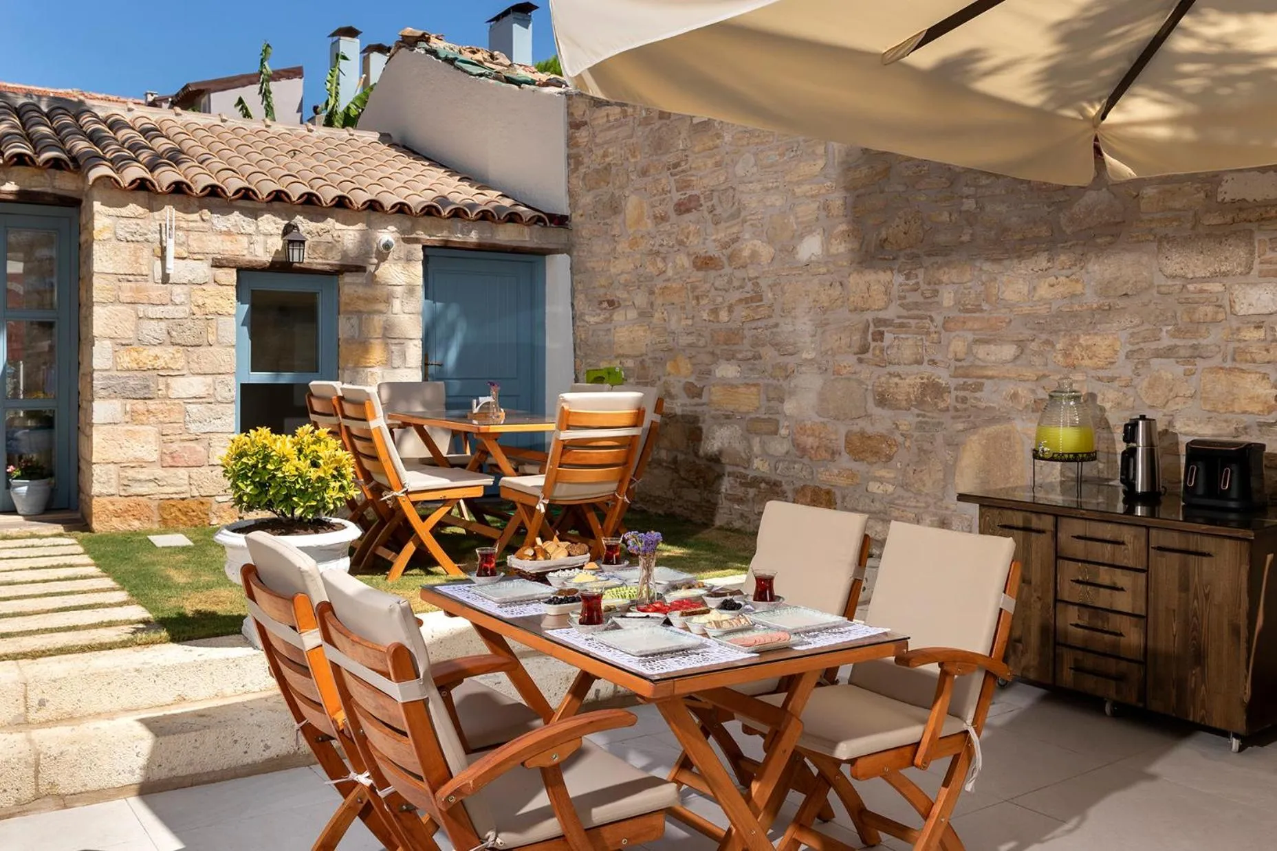 Restaurant/places to eat in EFLIN HAUS Historical Place & Monument