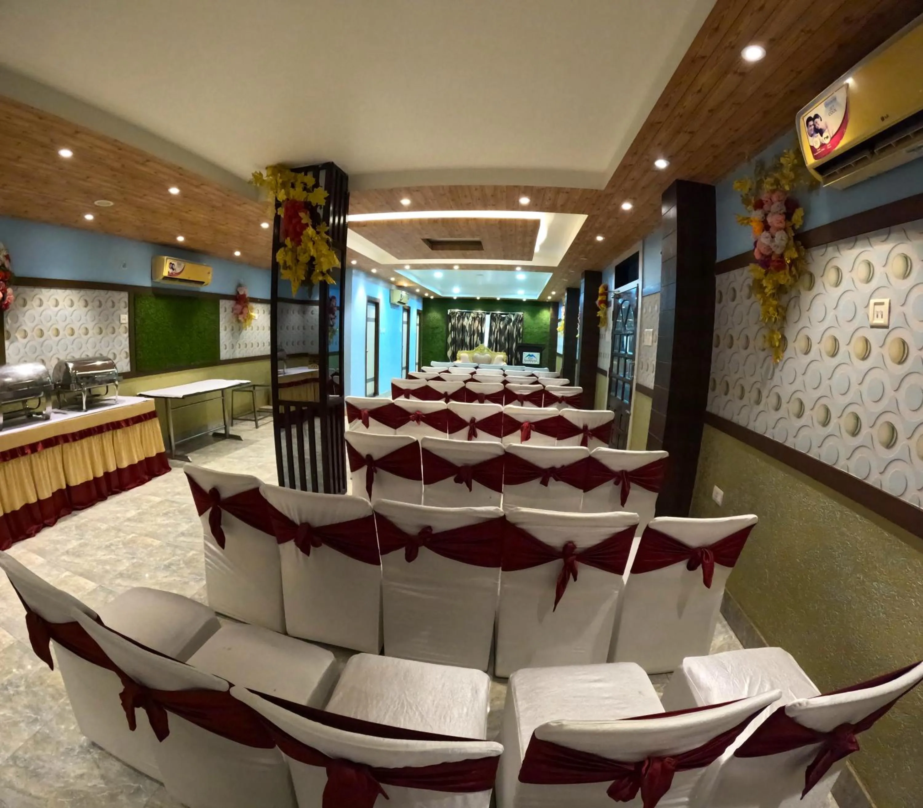 Restaurant/places to eat in Hotel Grand Corporate