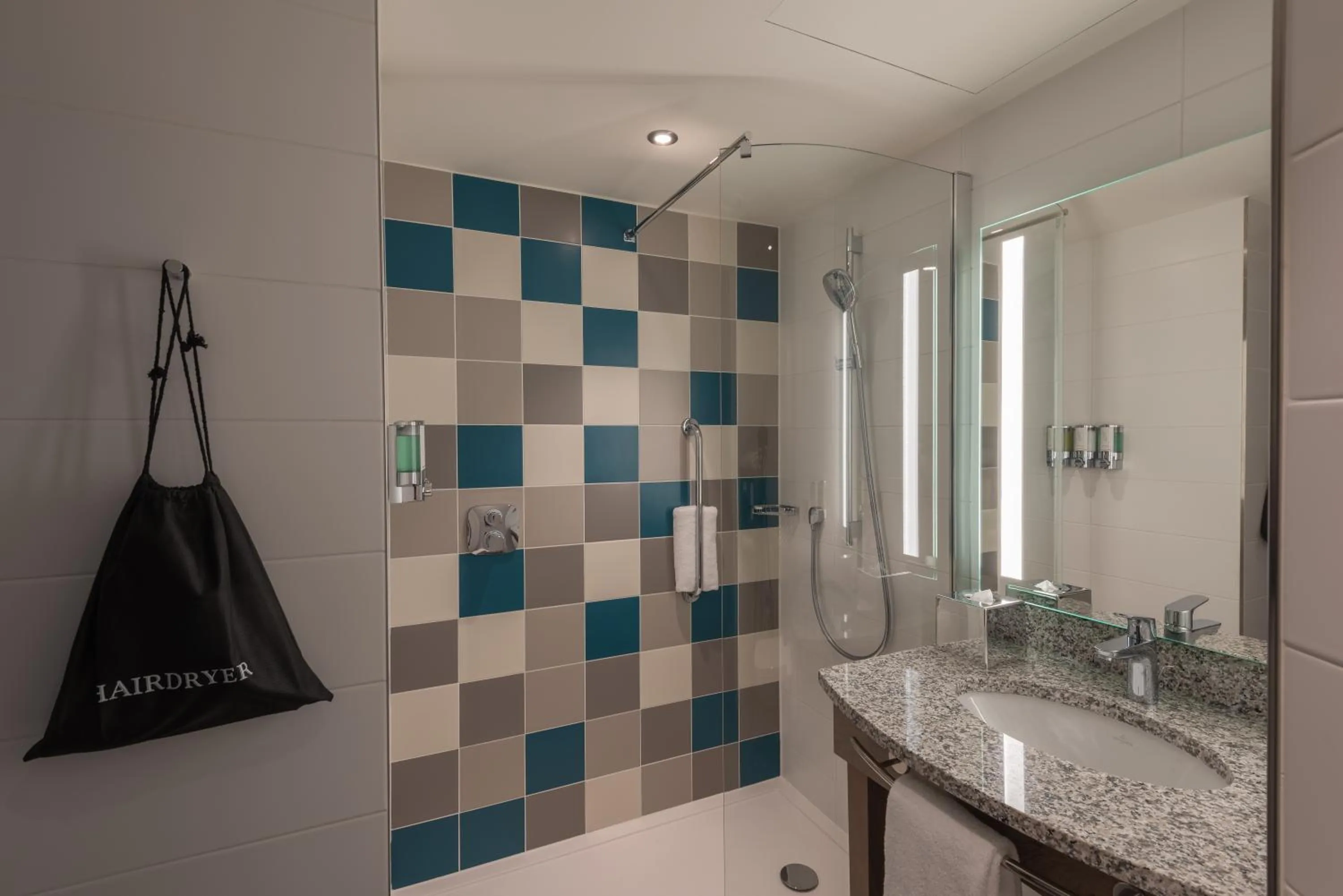 Shower in Hampton by Hilton Düsseldorf City Centre