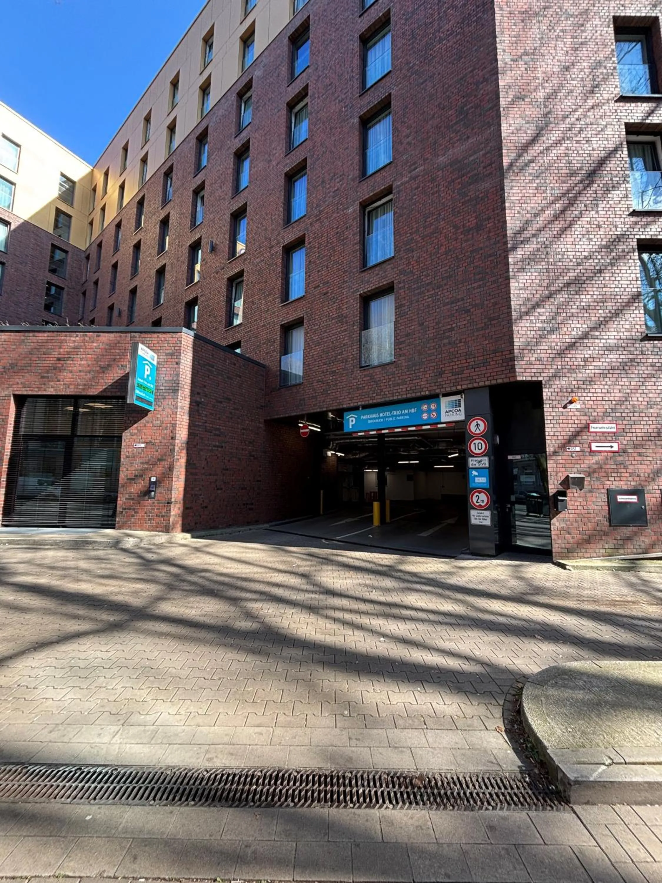 Parking in Hampton by Hilton Düsseldorf City Centre