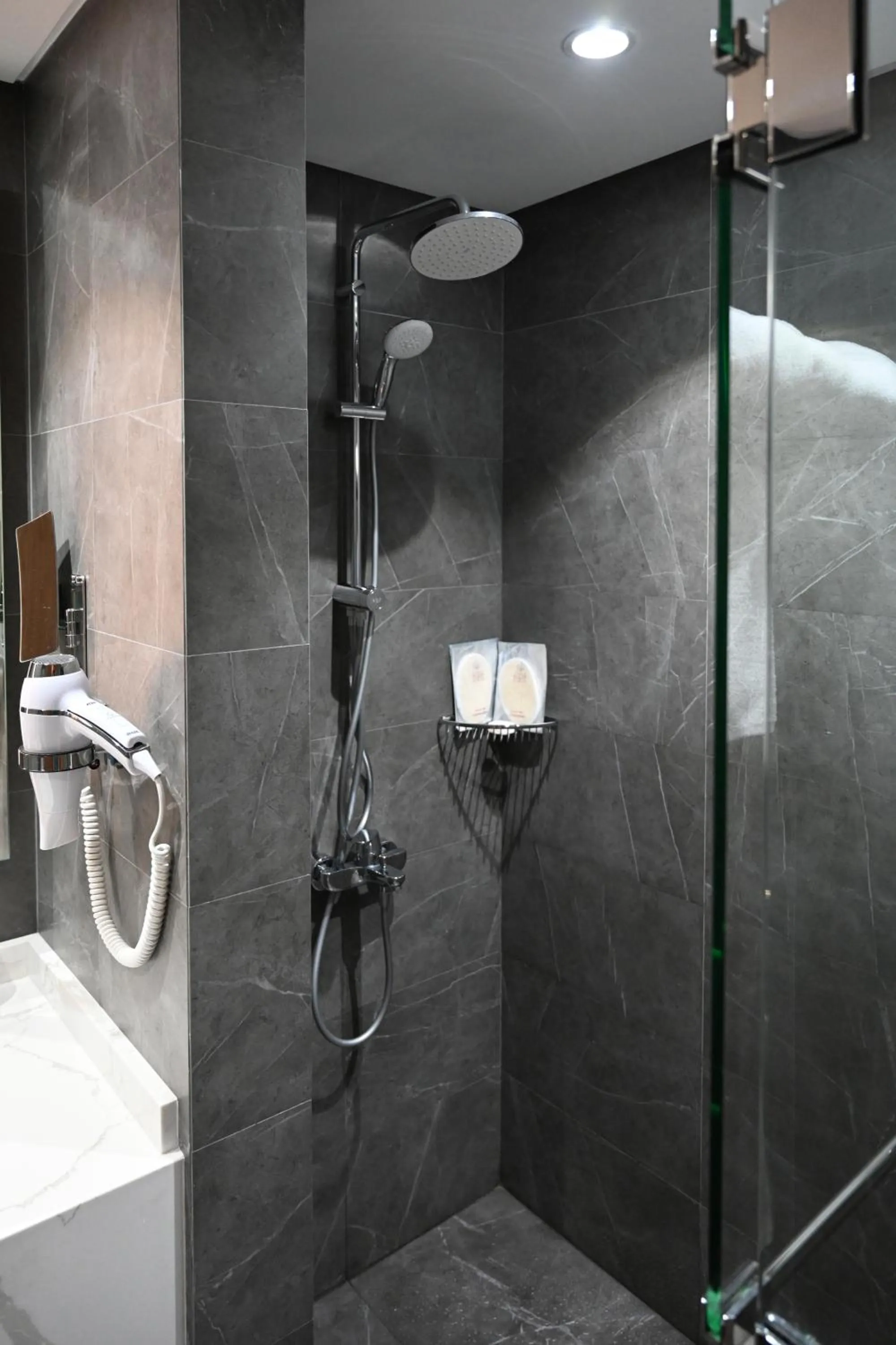 Bathroom in Clarion Hotel Jeddah Airport