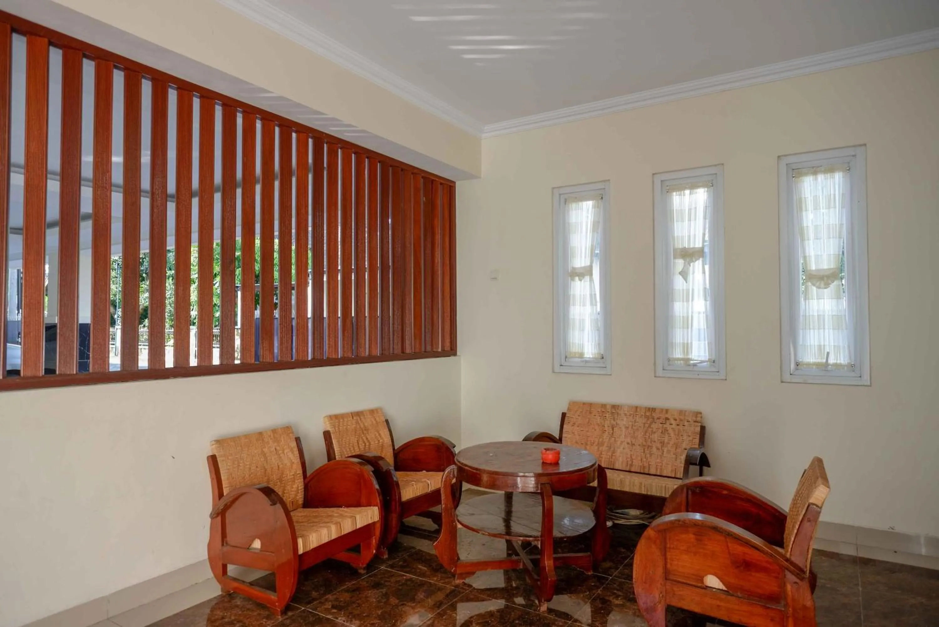 Seating area in Urbanview Hotel Syariah Casa Azmya Yogyakarta by RedDoorz