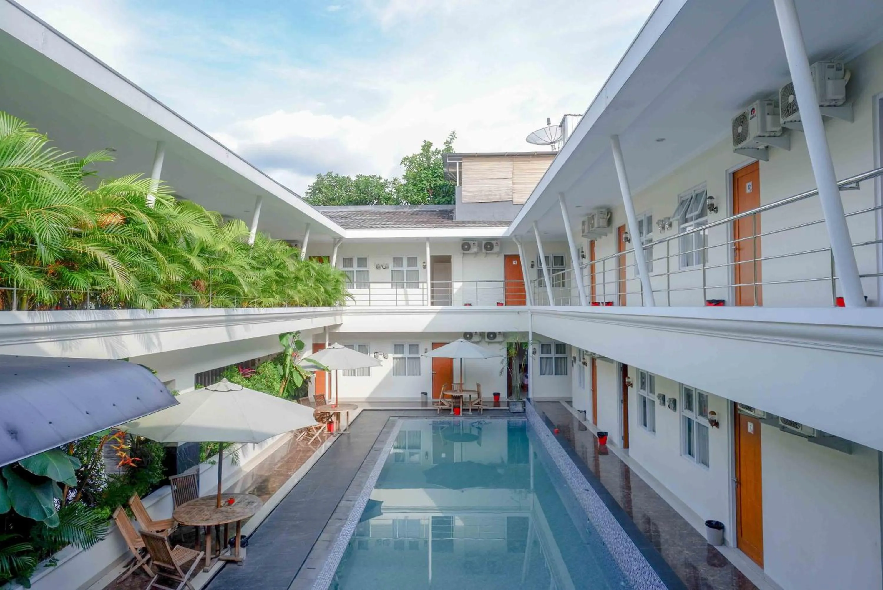 Swimming pool in Urbanview Hotel Syariah Casa Azmya Yogyakarta by RedDoorz