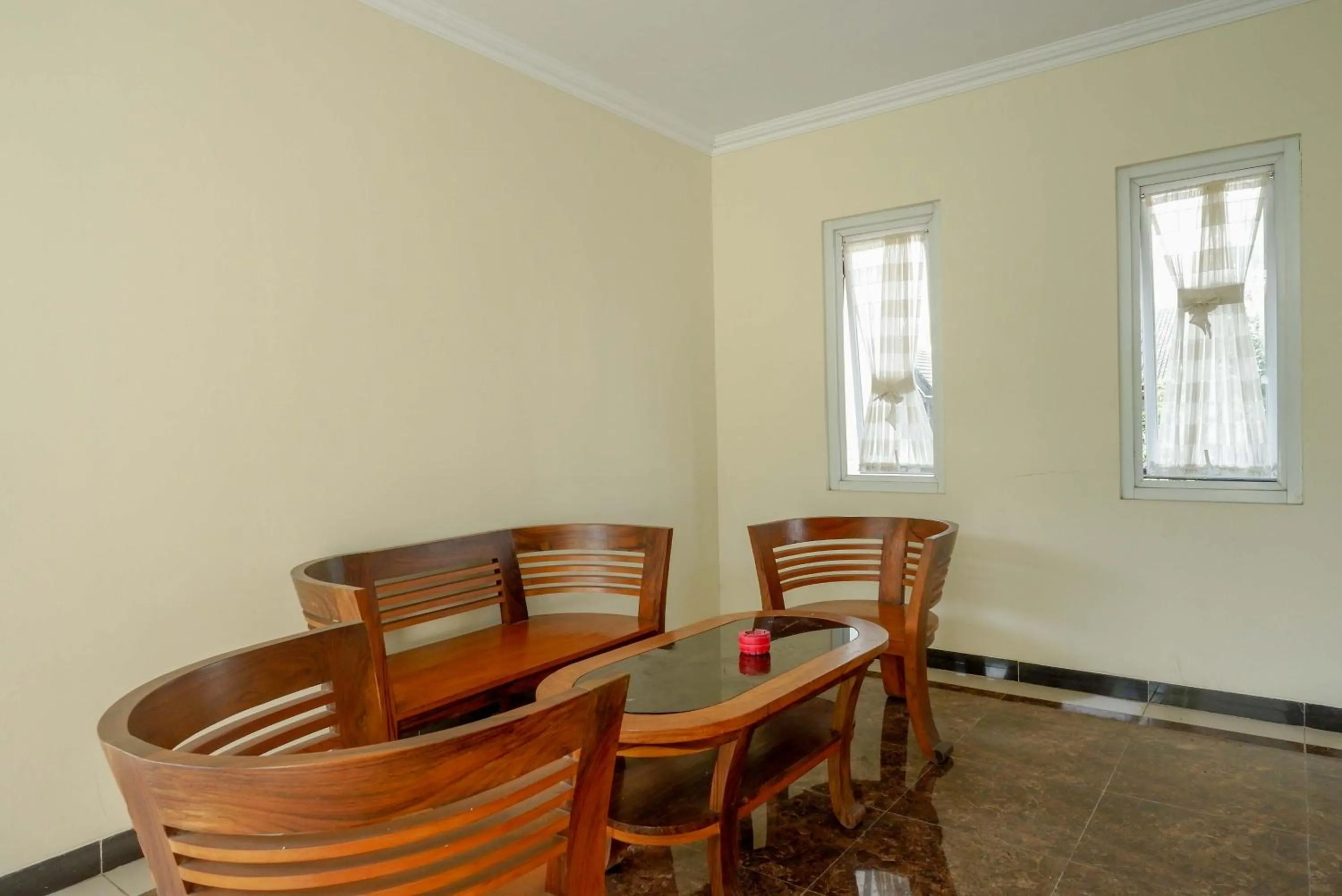 Seating area in Urbanview Hotel Syariah Casa Azmya Yogyakarta by RedDoorz