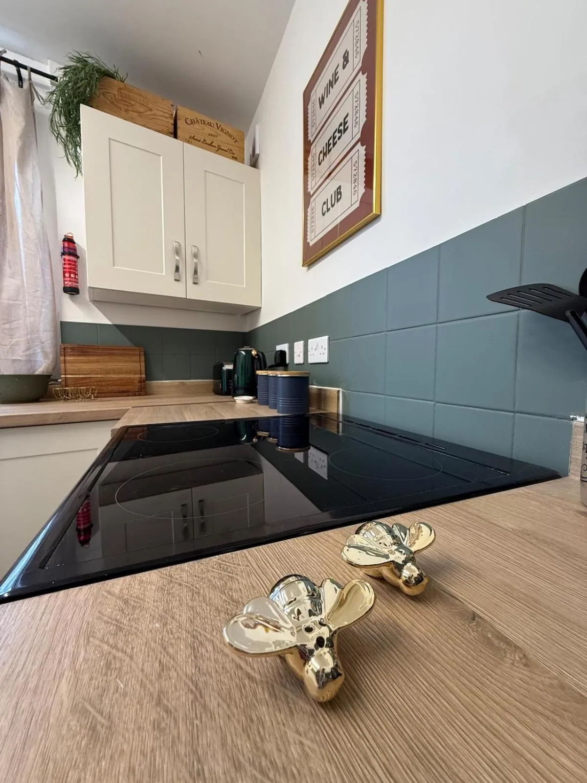 Kitchen or kitchenette in Bow Alley Lodge