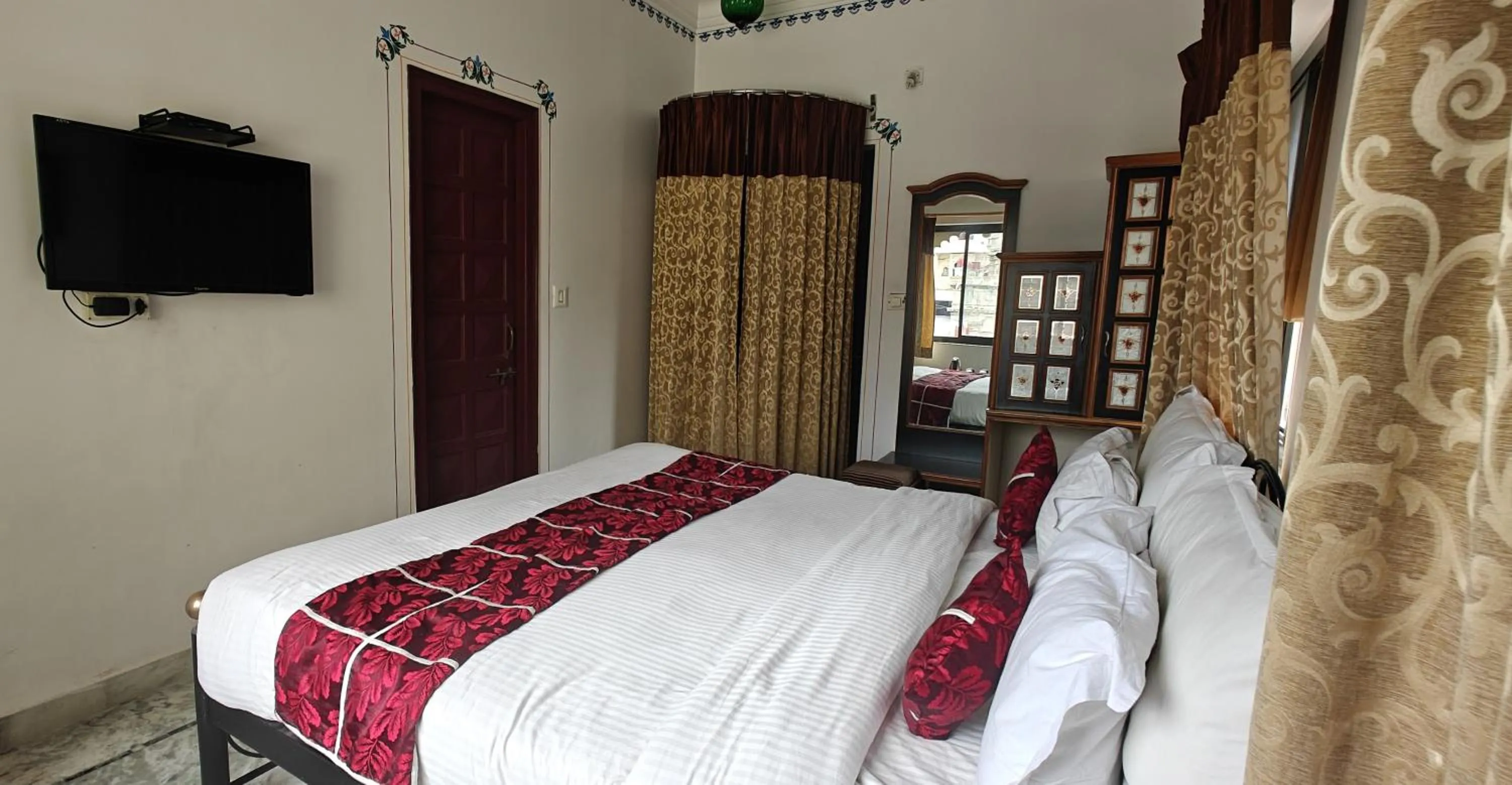 Bed in Baba Palace - A Heritage Hotel, Udaipur