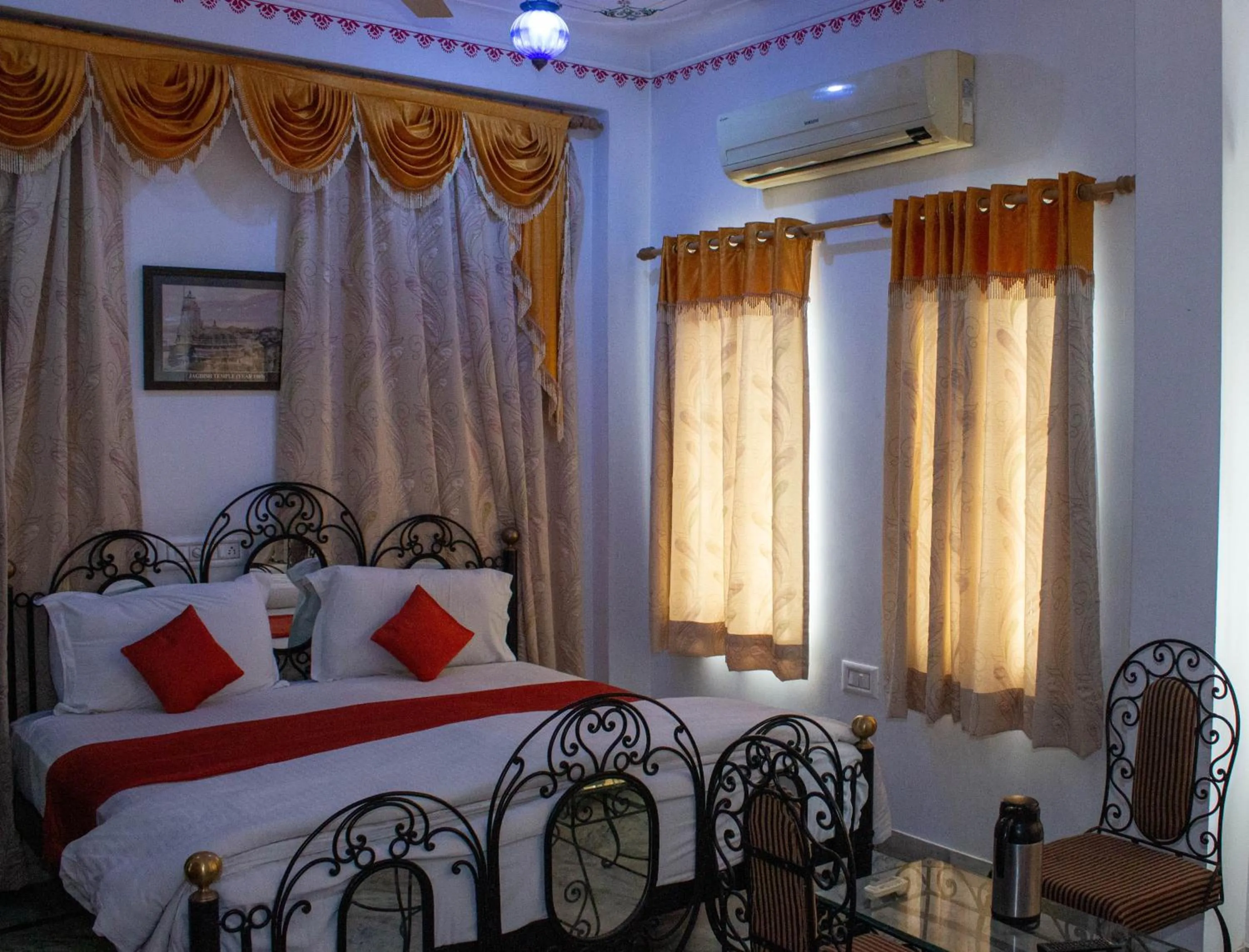 Bed in Baba Palace - A Heritage Hotel, Udaipur