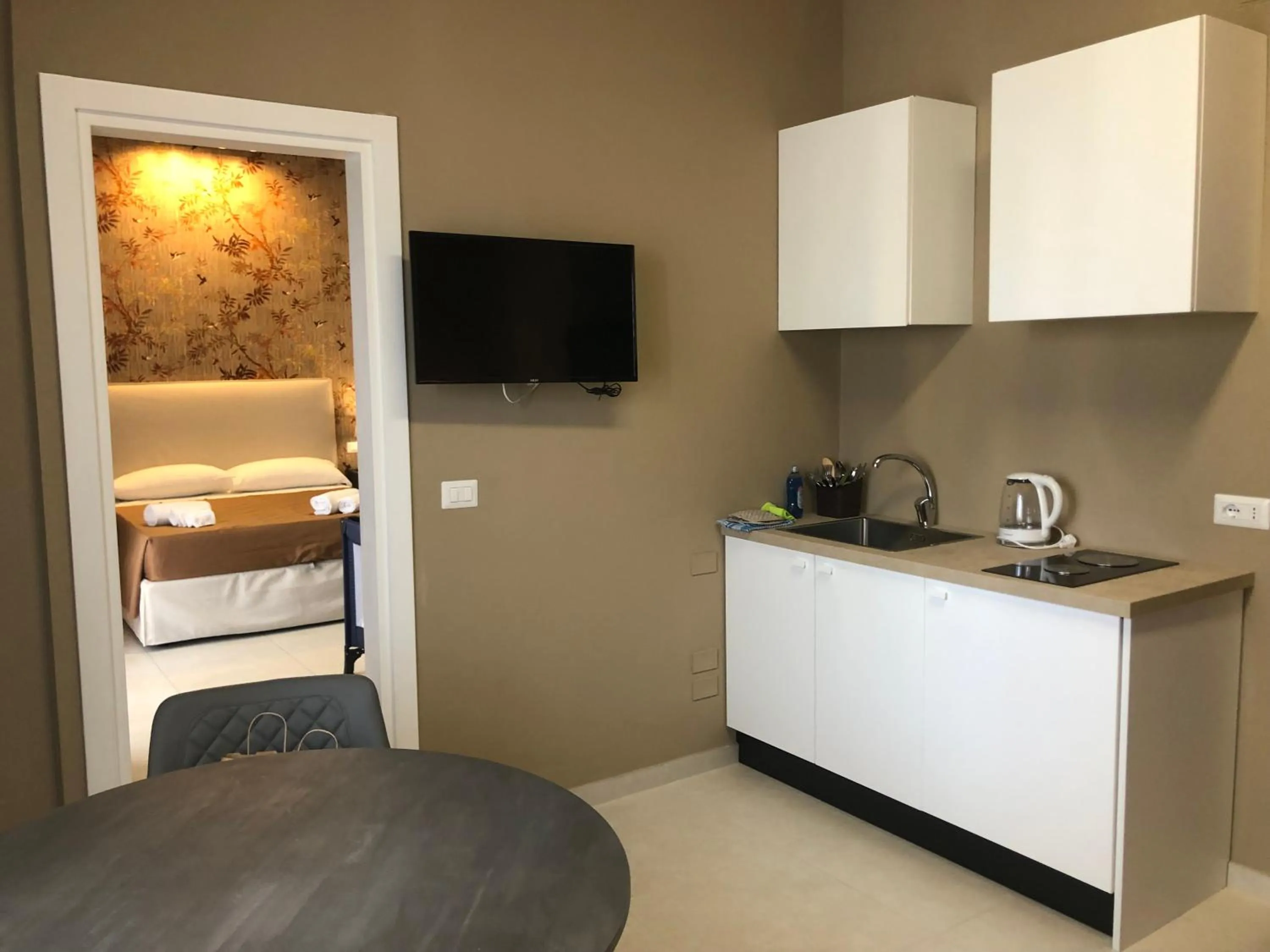 Kitchen or kitchenette, Bed in Dante 11 Guesthouse by Apulia Accommodation